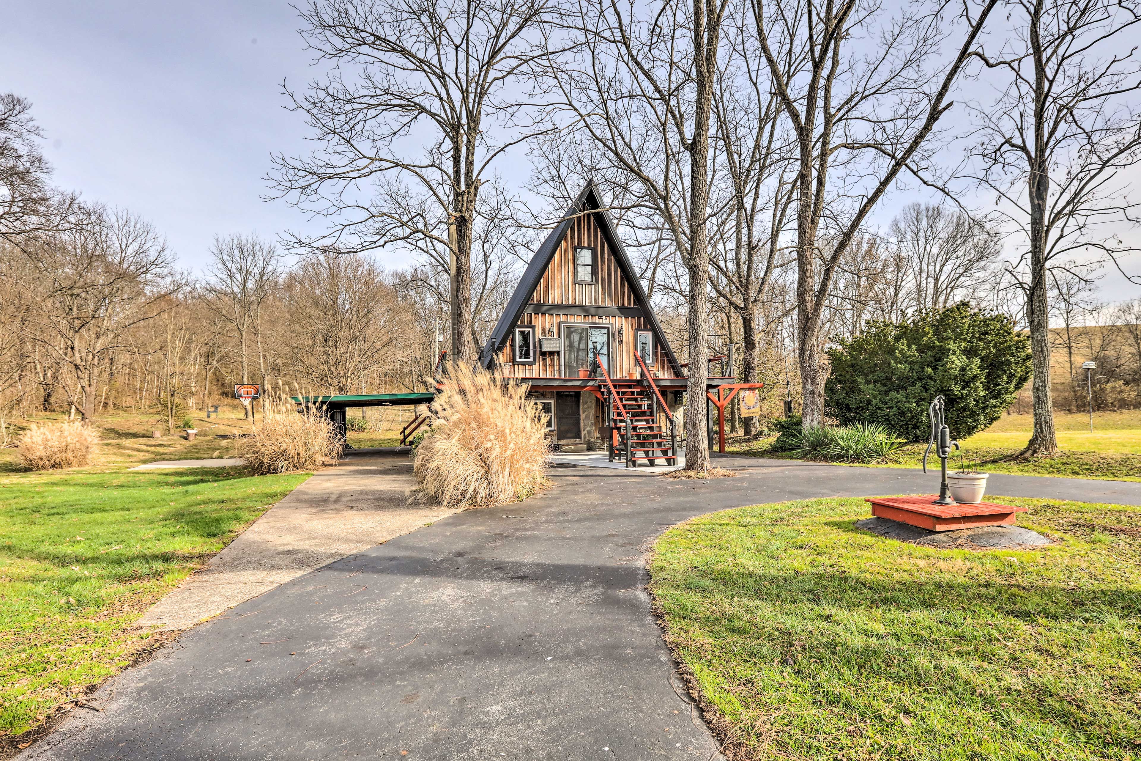 Property Exterior | Driveway (6 Vehicles)