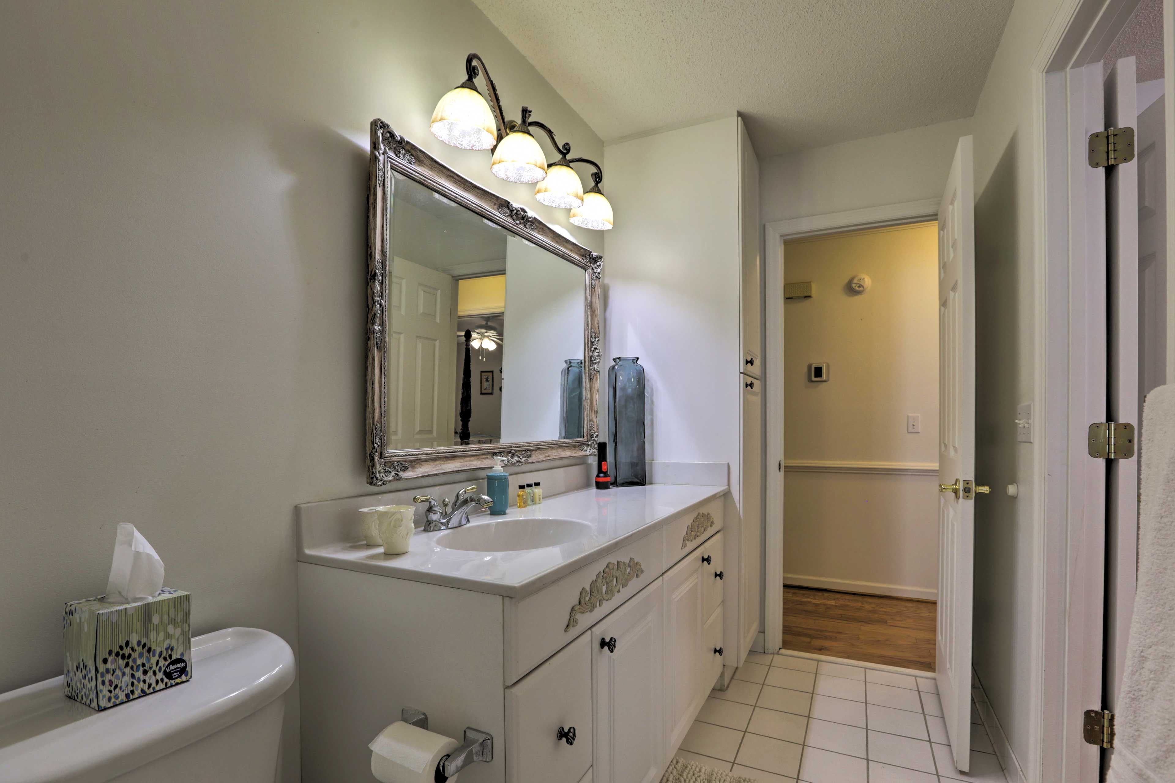 Full Bathroom | Complimentary Toiletries