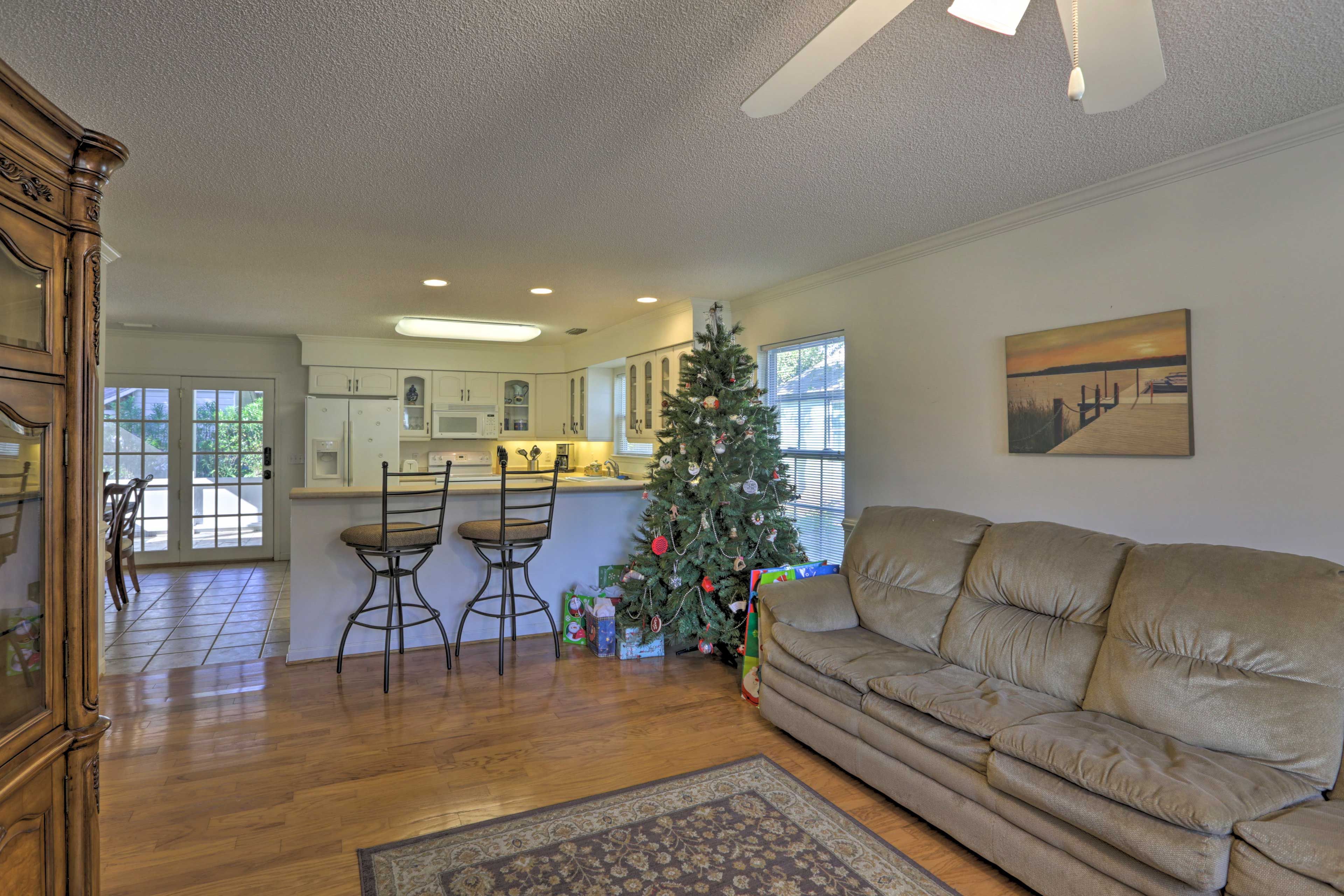 Living Room | Access to Kitchen & Dining Room