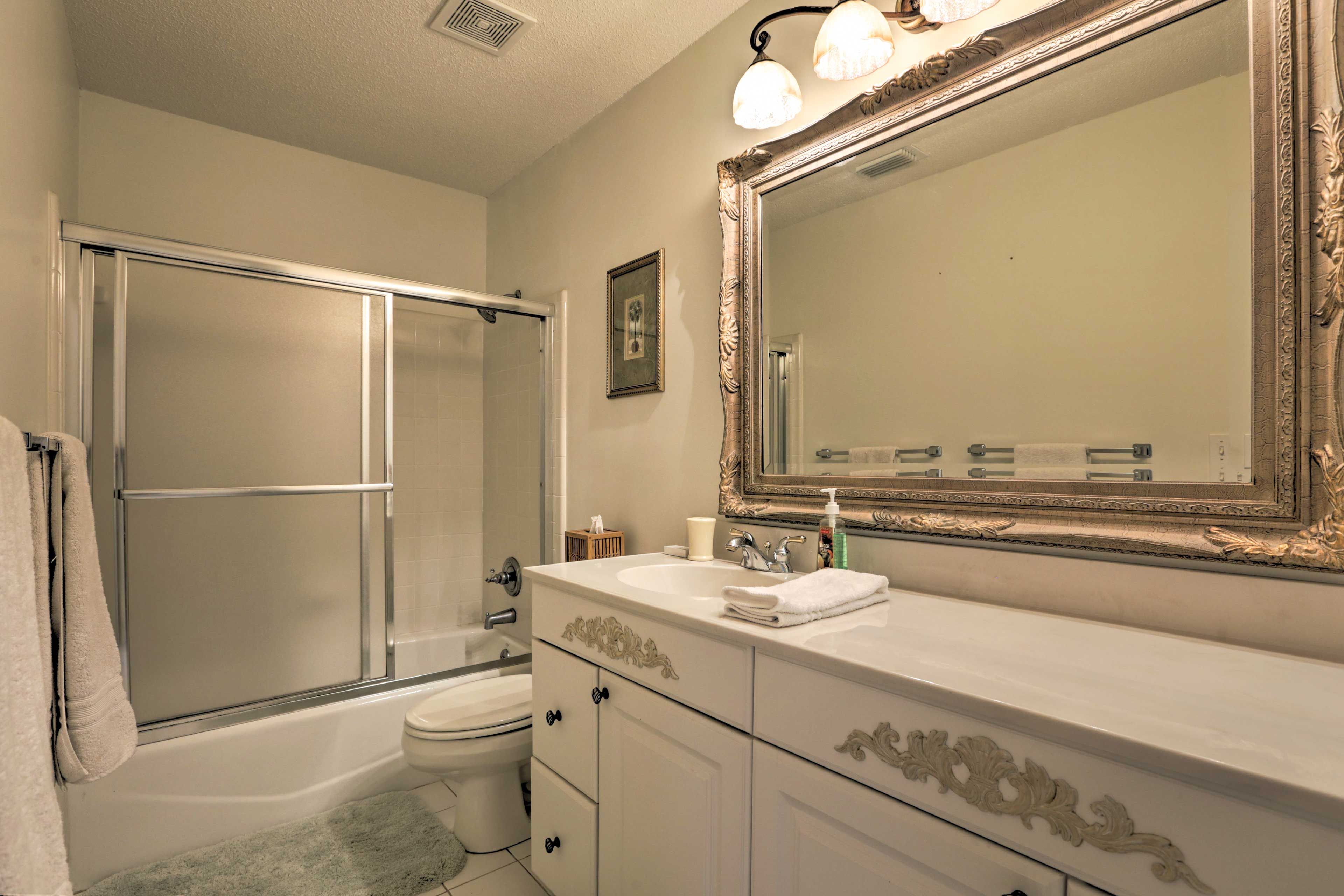 Full Bathroom | 1st Floor | Access via Bedroom 2