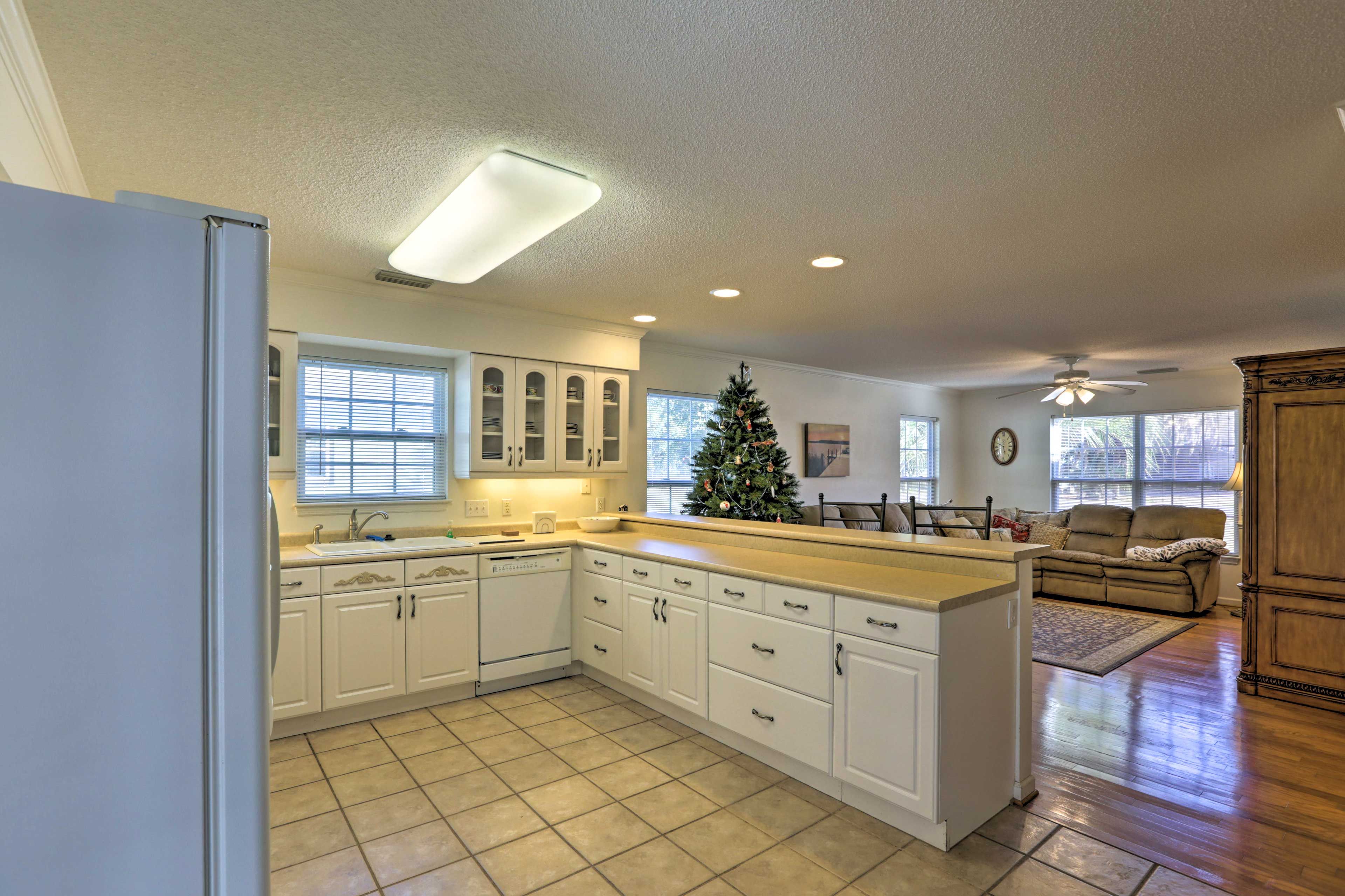 Kitchen | Dishware/Flatware | High Chair | Trash Bags/Paper Towels