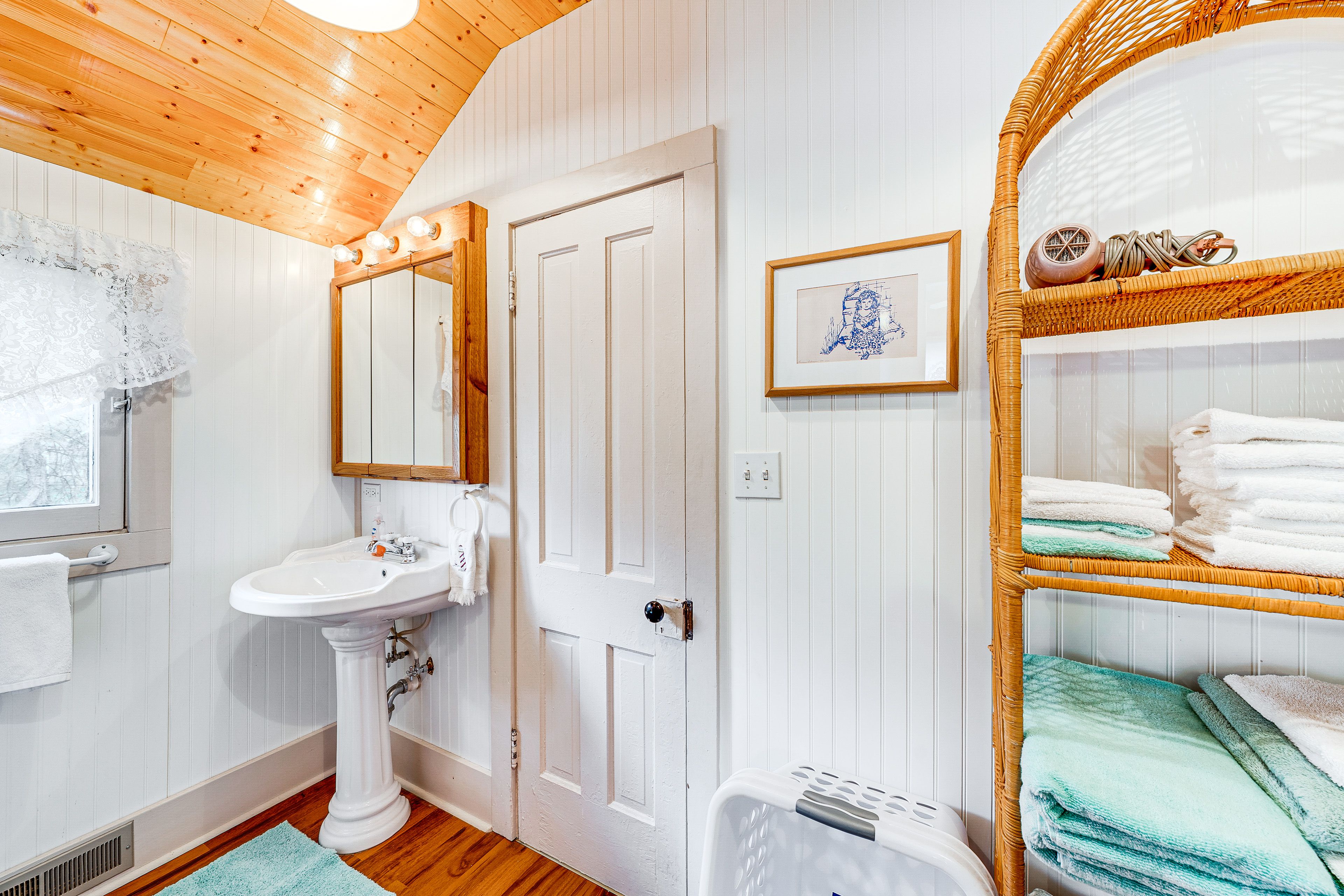 Full Bathroom | Towels Provided