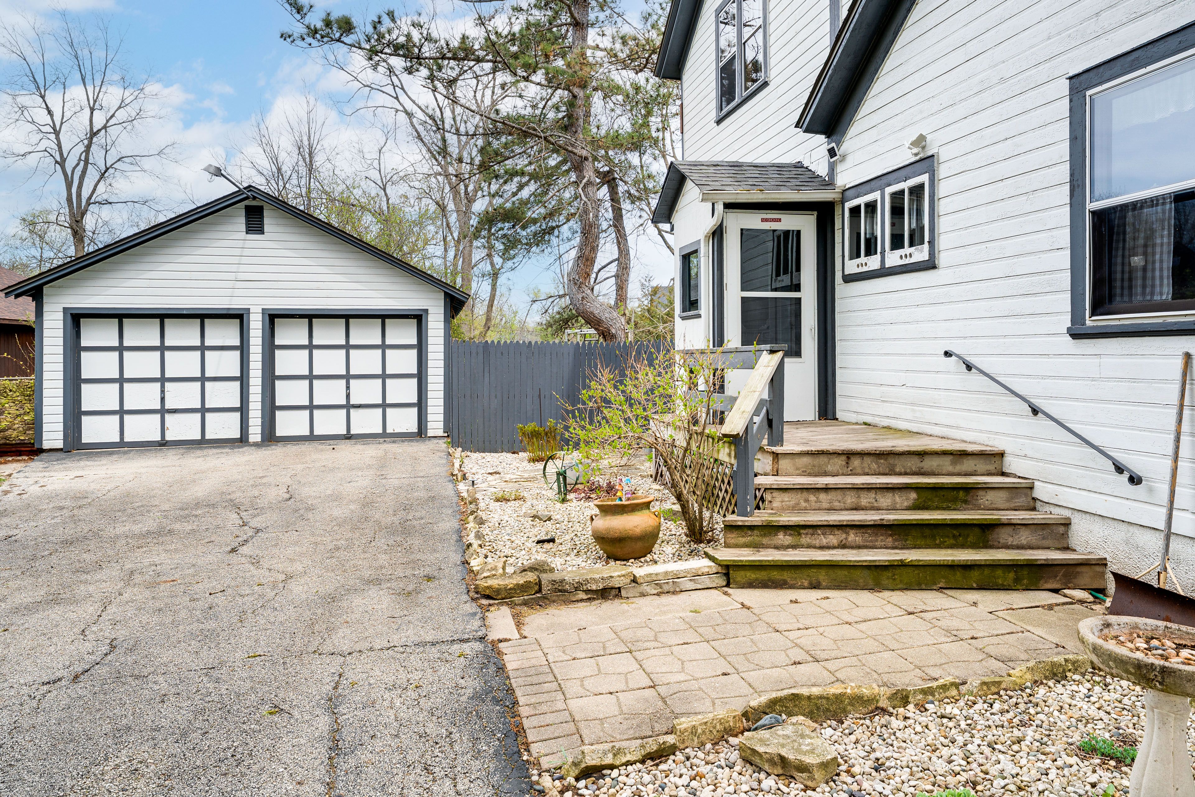 Parking | Driveway (10 Vehicles)