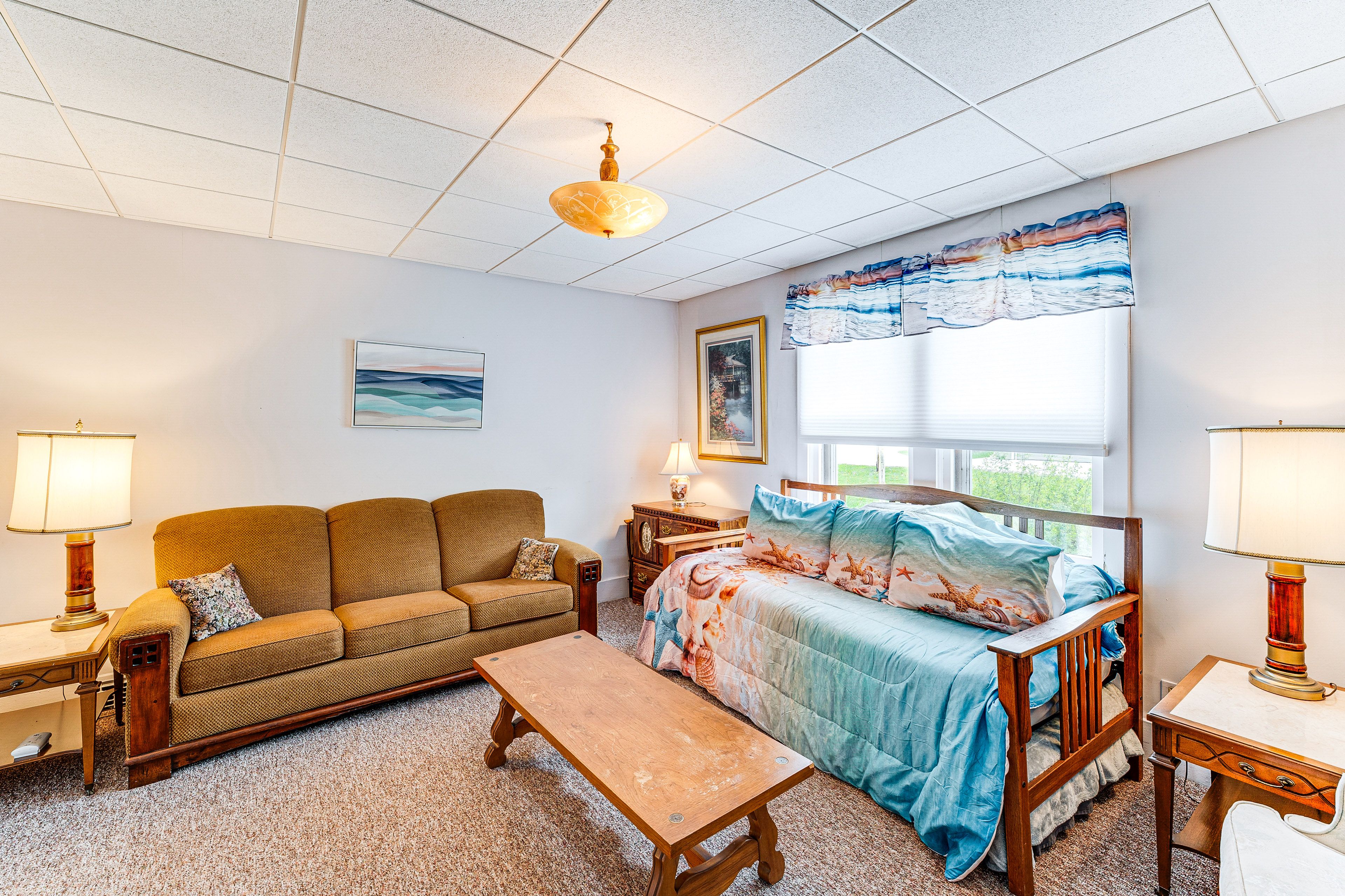 Living Room | Sleeper Sofa | Laptop Workspace | Free WiFi