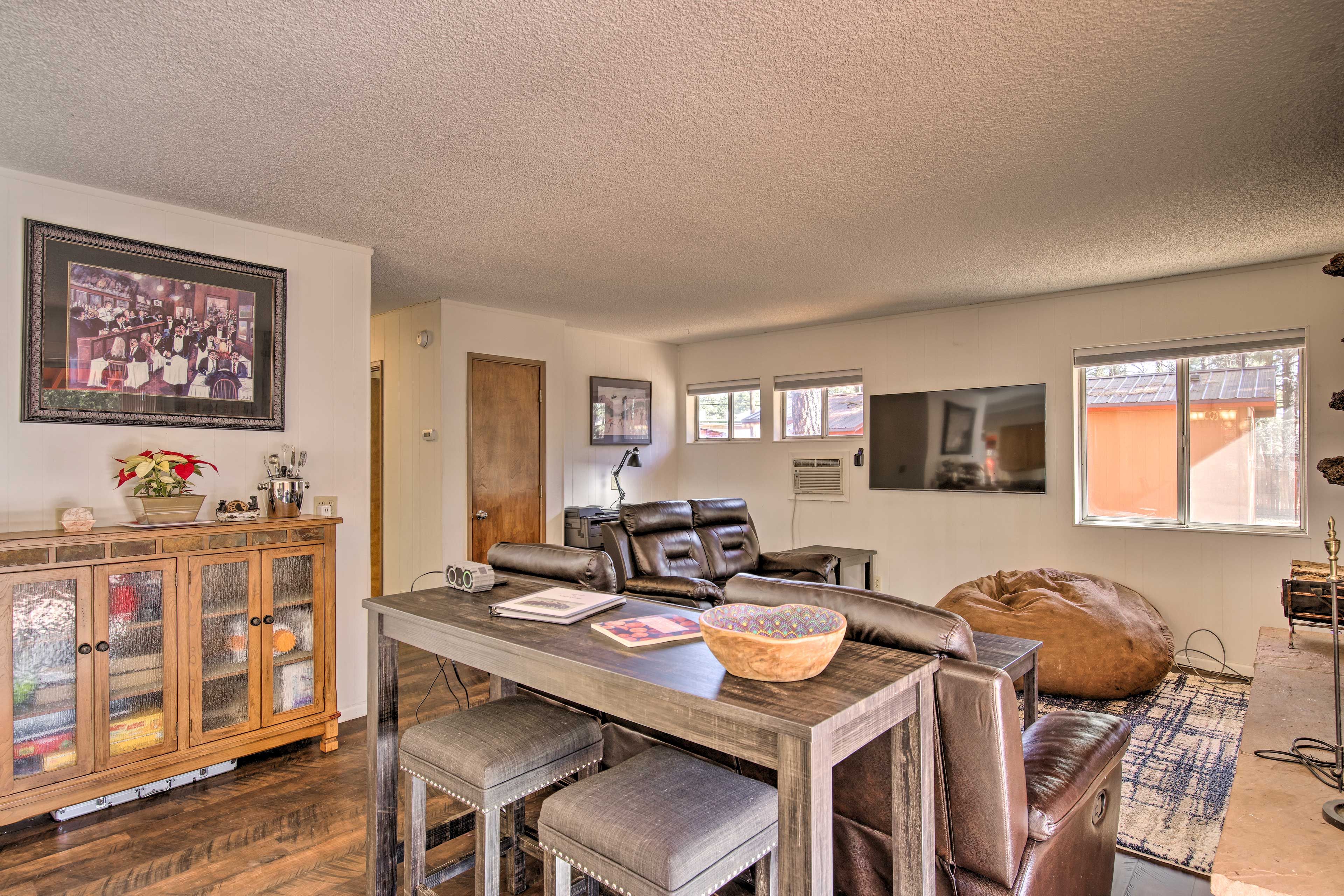 Living Room | Smart TV | Laptop Friendly
