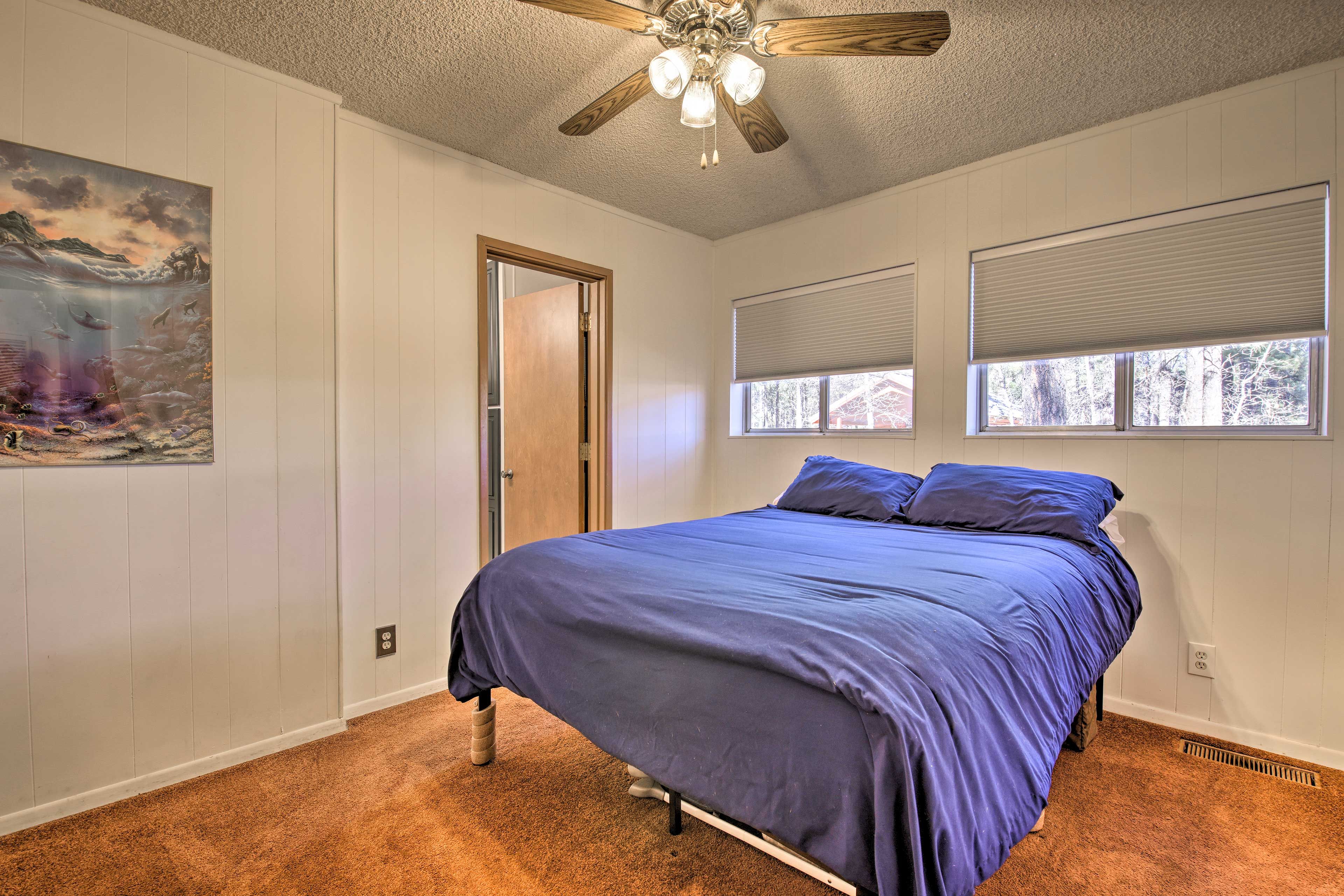Bedroom 1 (Papa Bear): Queen Bed