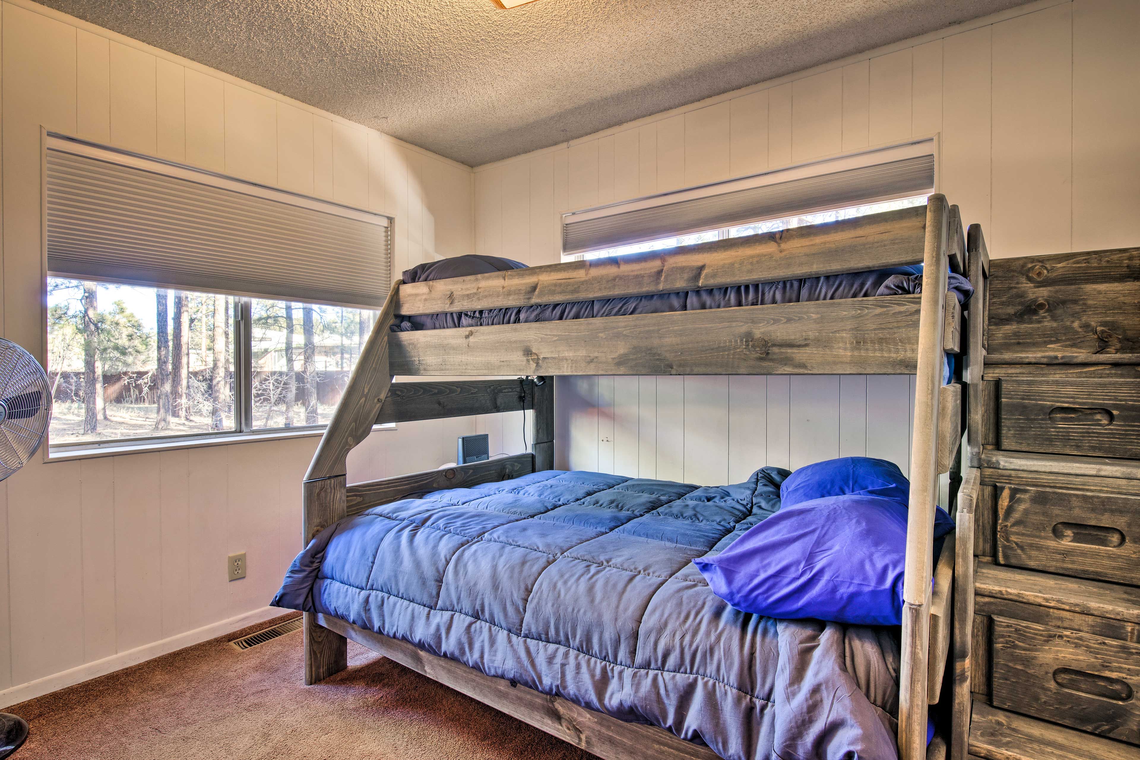 Bedroom 2 (Papa Bear): Twin/Full Bunk Bed