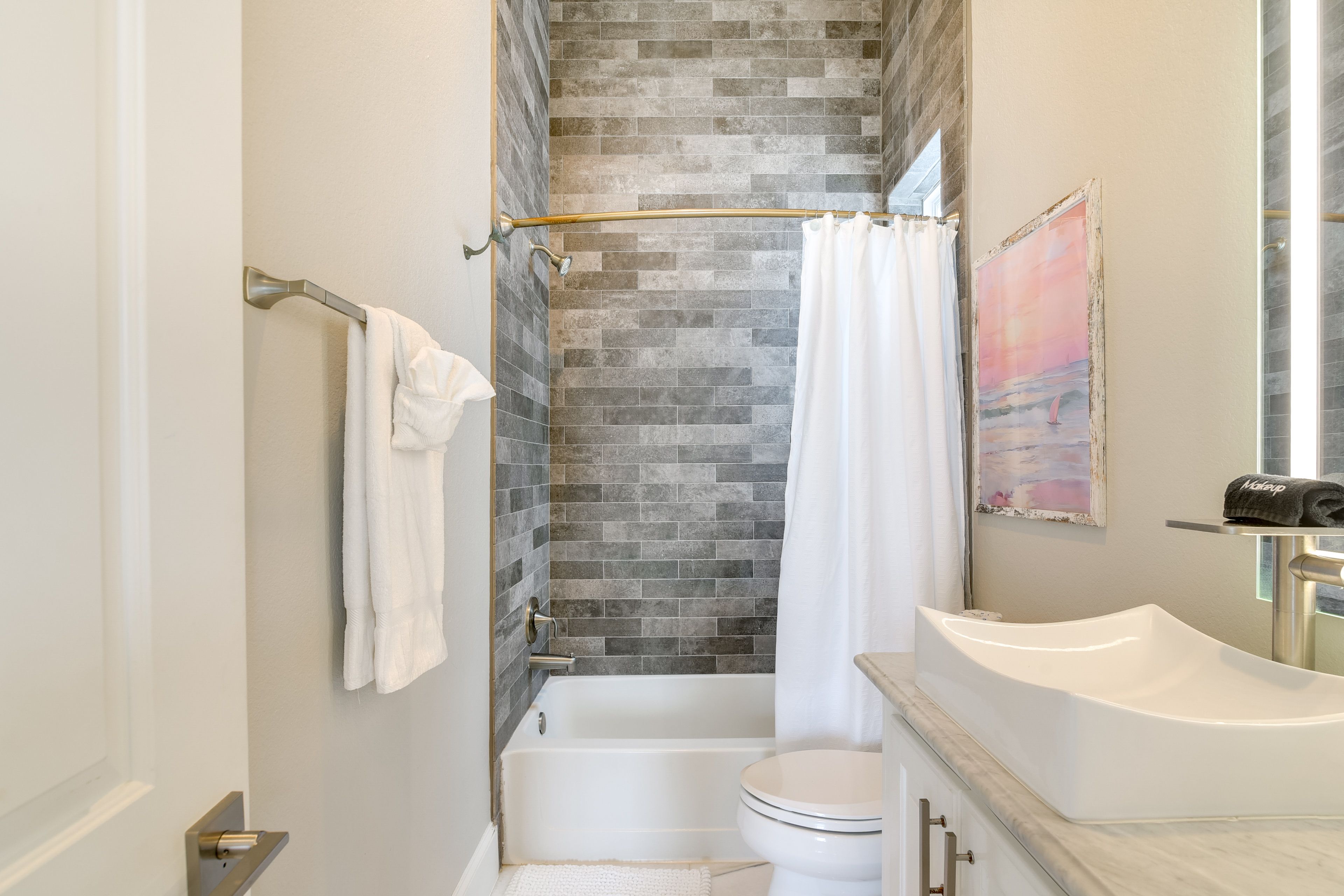 Full Bathroom | Towels Provided | Complimentary Toiletries