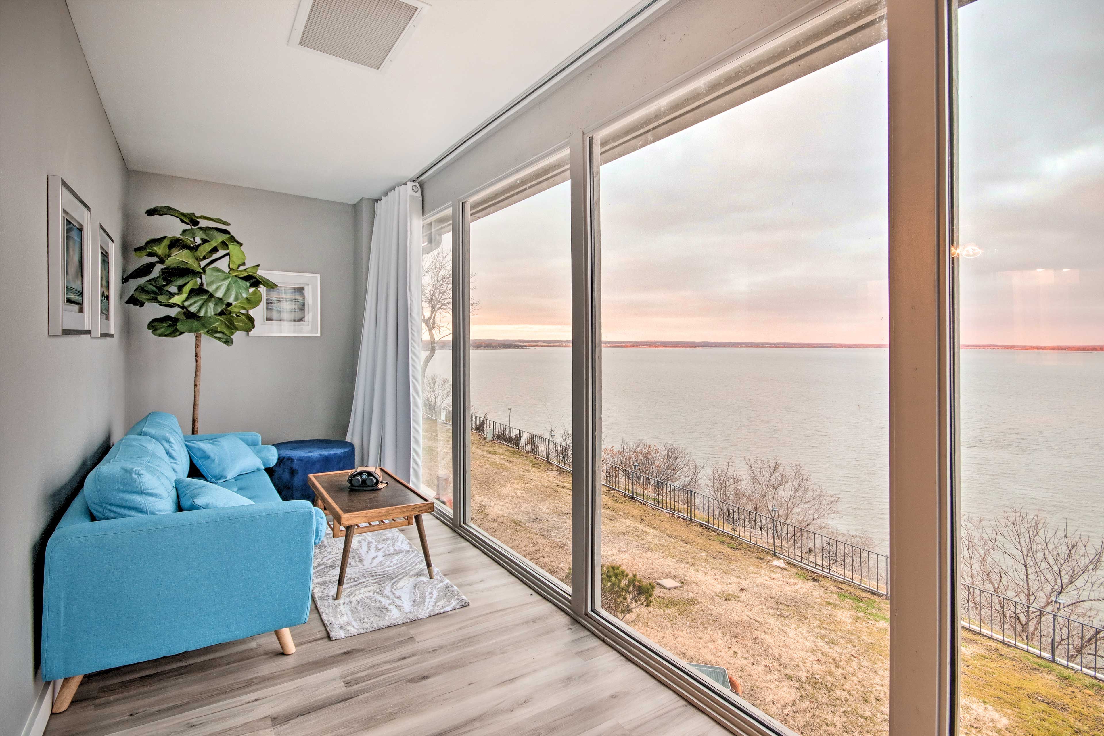 Sitting Area | Lake Views