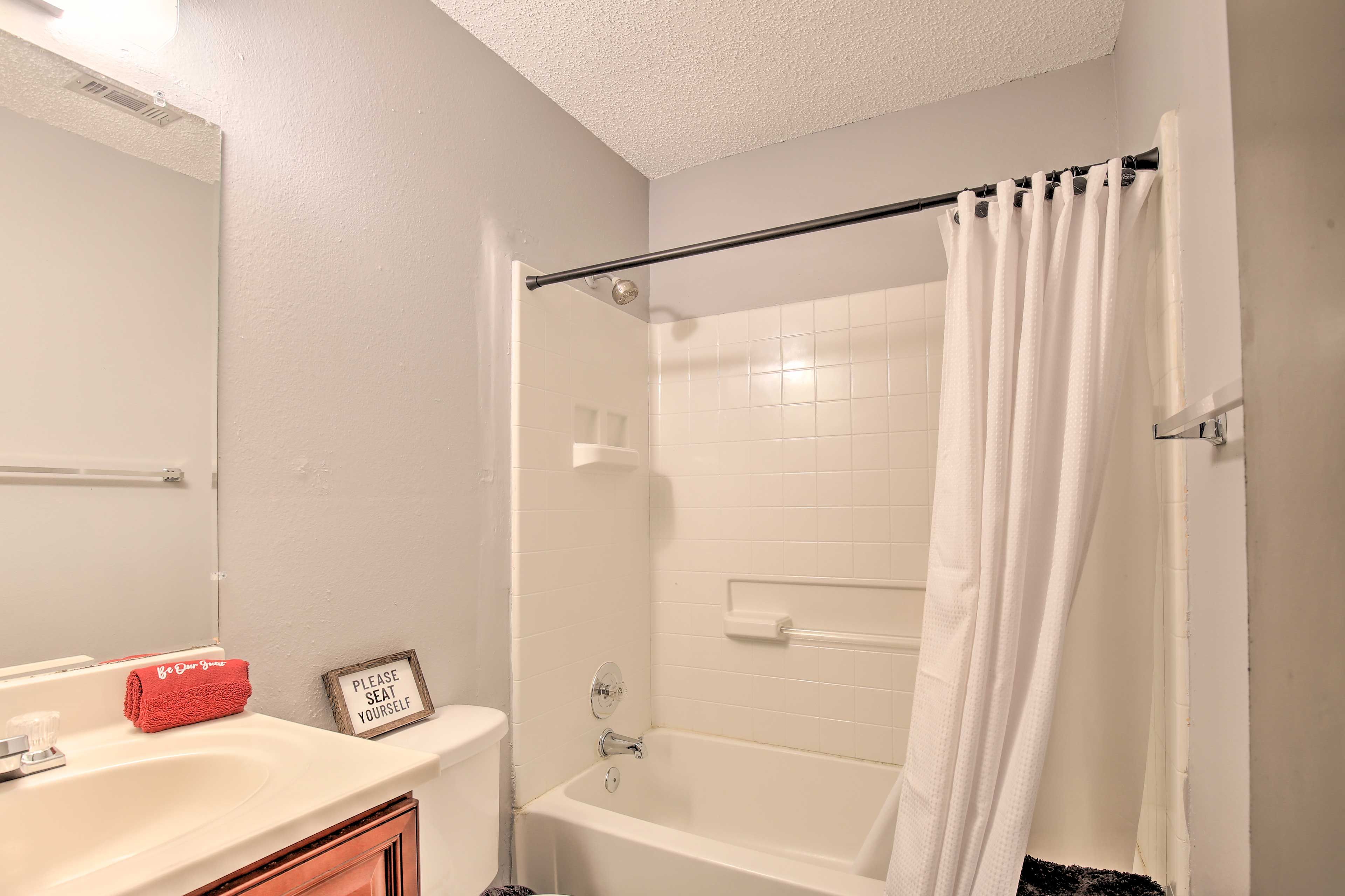 Full Bathroom | Towels Provided