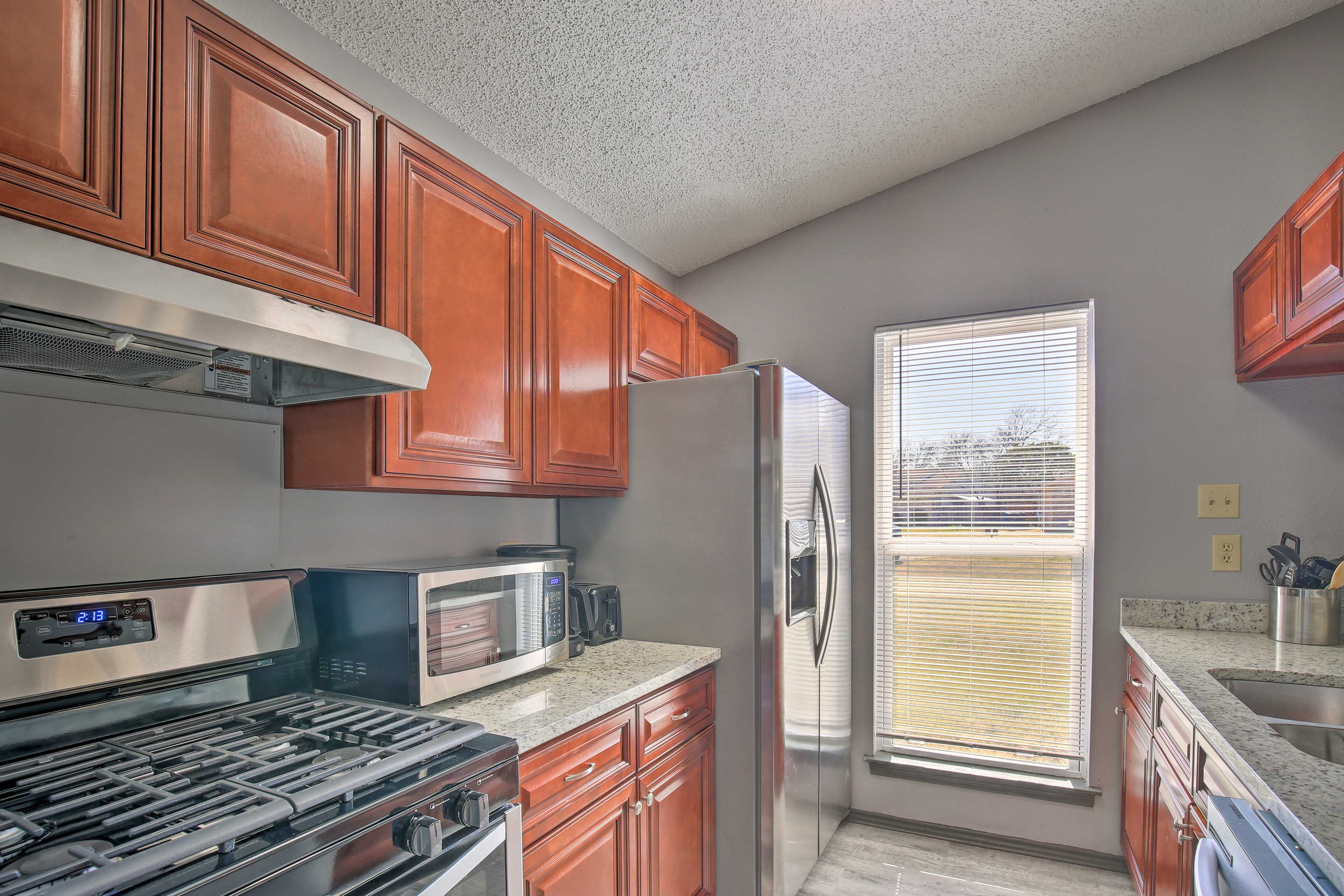 Kitchen | Fully Equipped w/ Cooking Basics