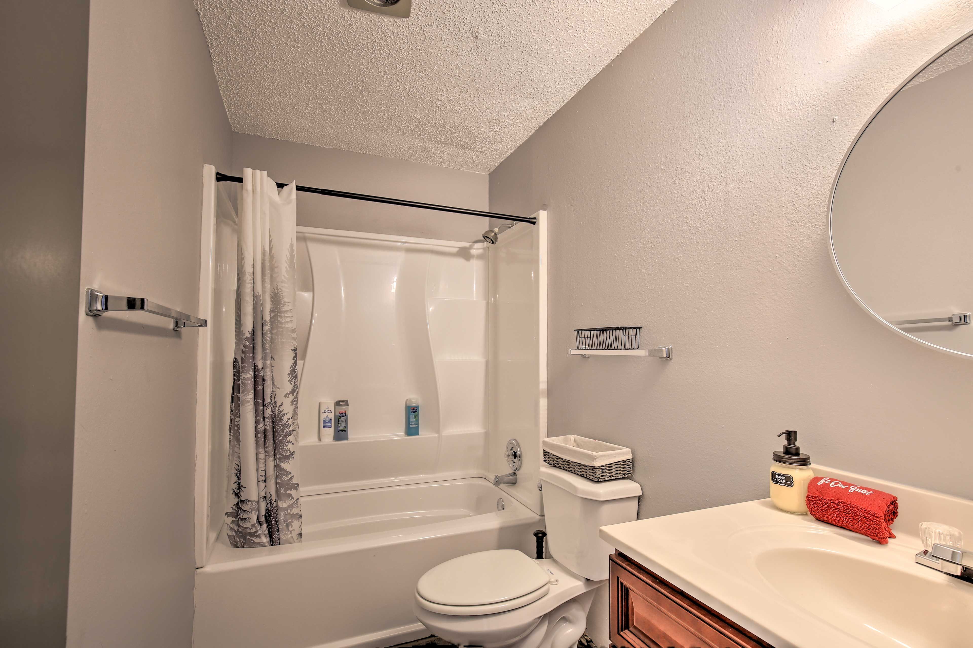 Full Bathroom | Complimentary Toiletries