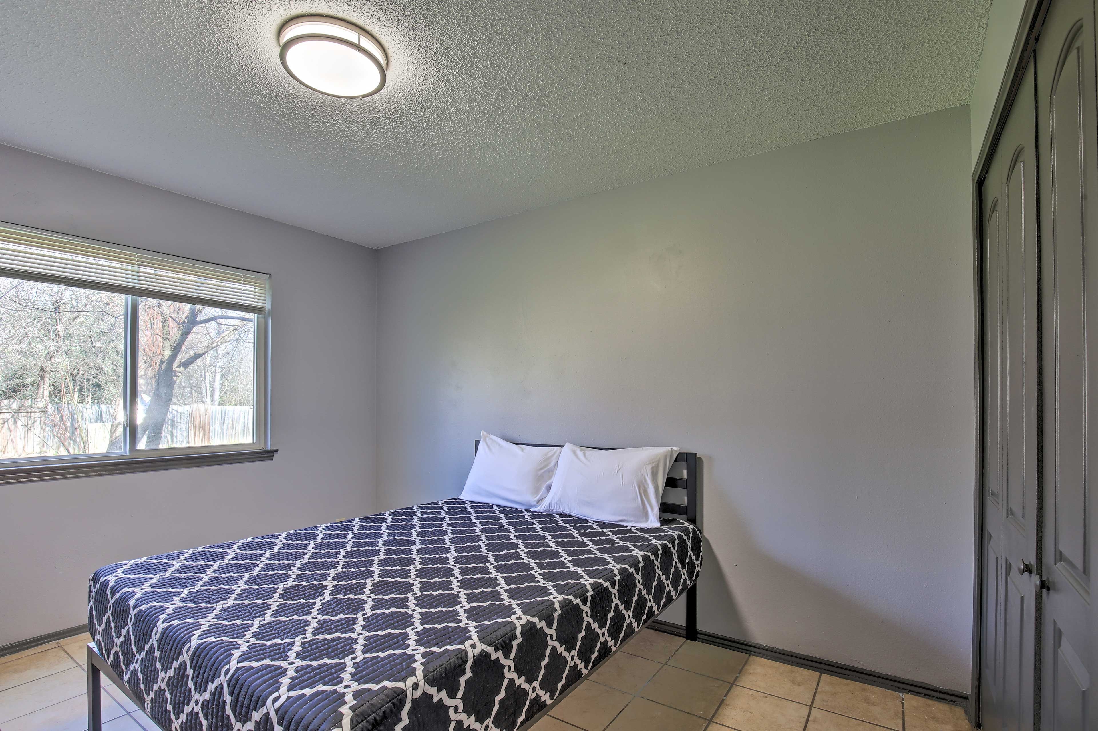 Bedroom 1 | Queen Bed