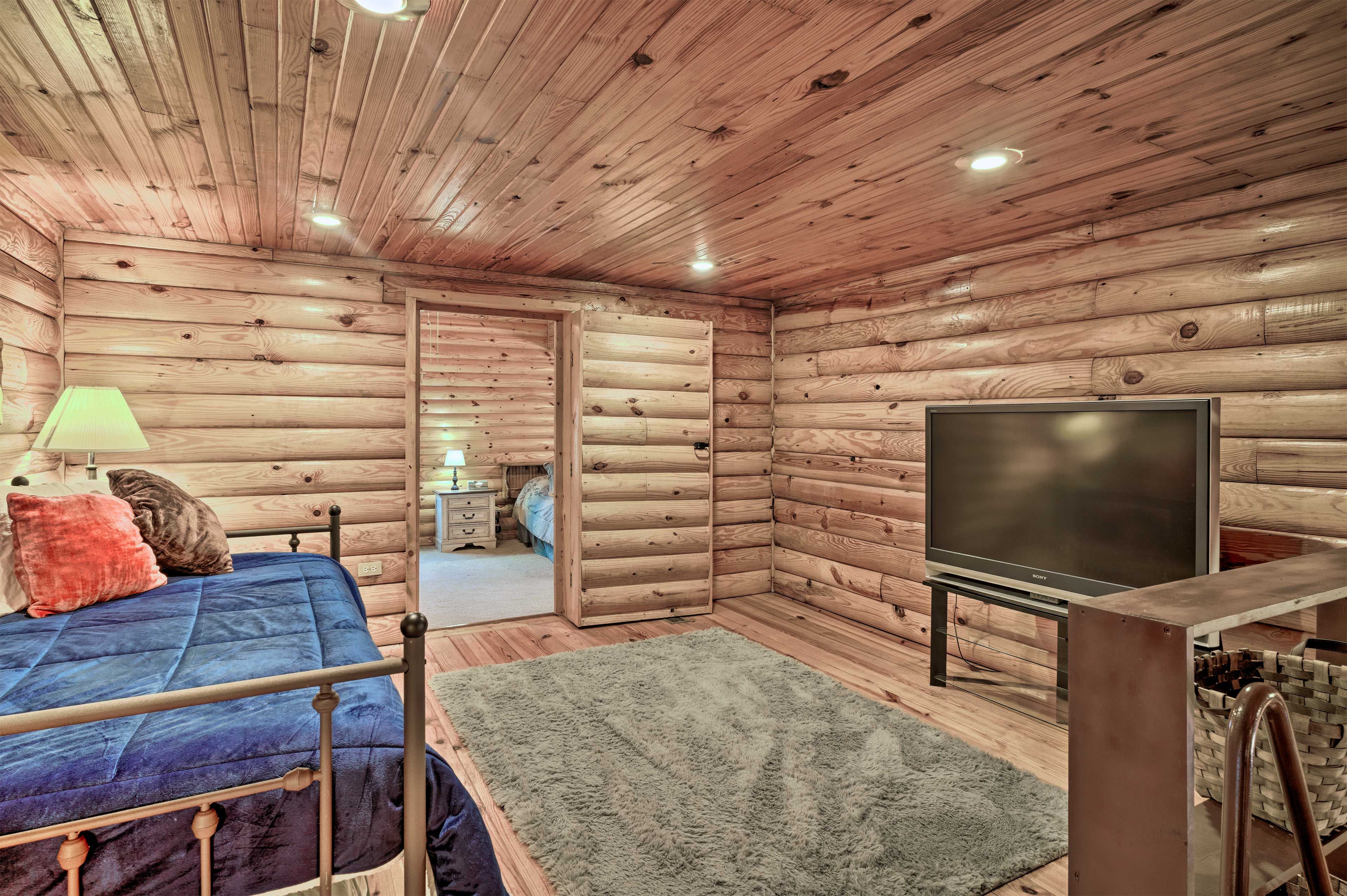 Loft | Twin Daybed w/ Twin Trundle | Smart TV