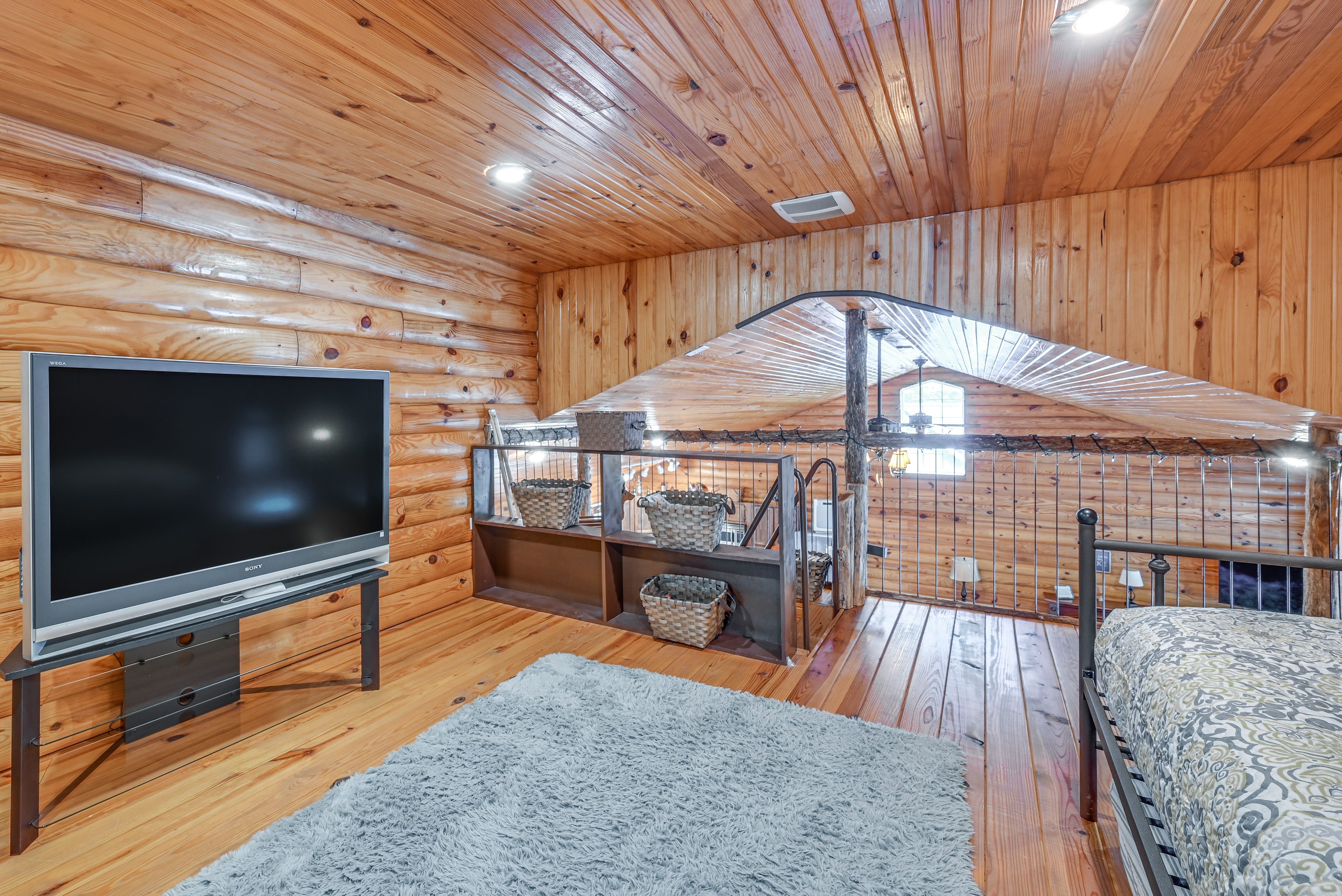 Loft | Twin Daybed w/ Twin Trundle | Smart TV