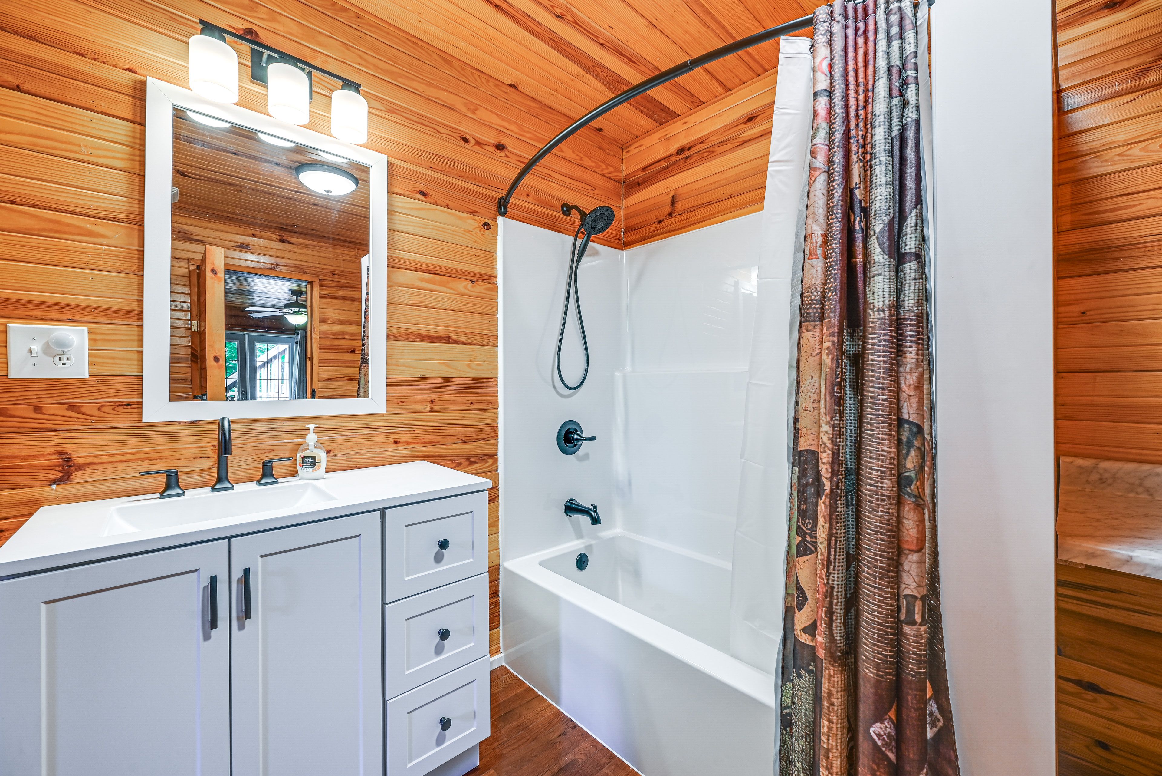 Full Bathroom | Towels Provided | Complimentary Toiletries