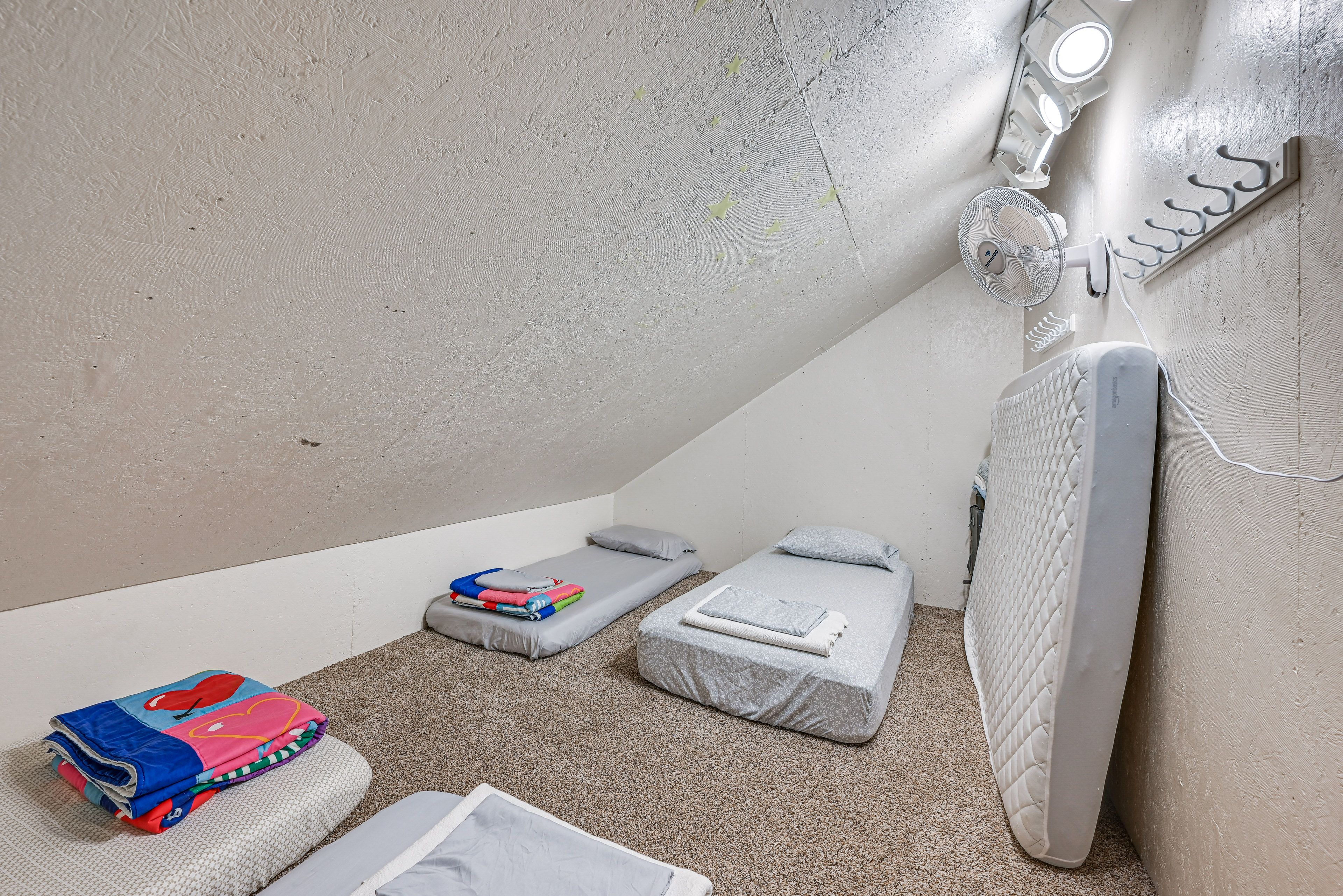 Bonus Room | 4 Twin Mattresses | 1 Full Mattress