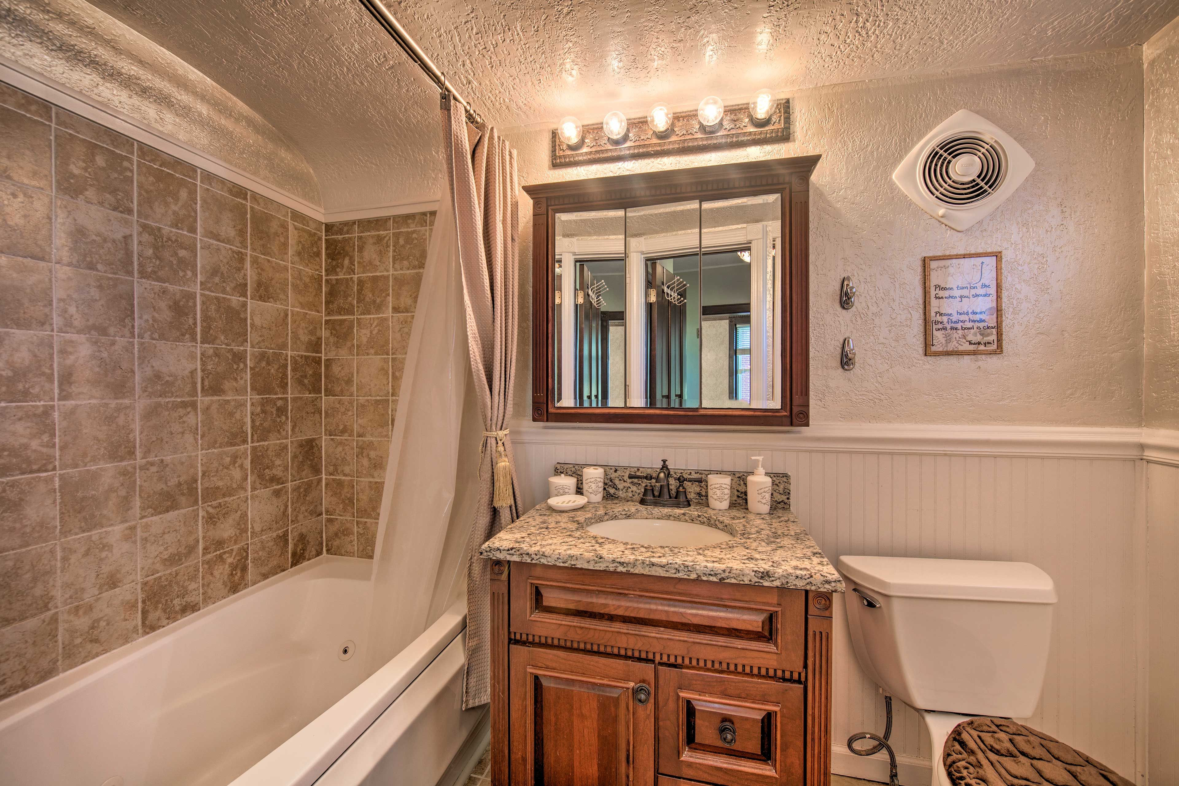 Full Bathroom | 1st Floor | Towels Provided | Jetted Tub