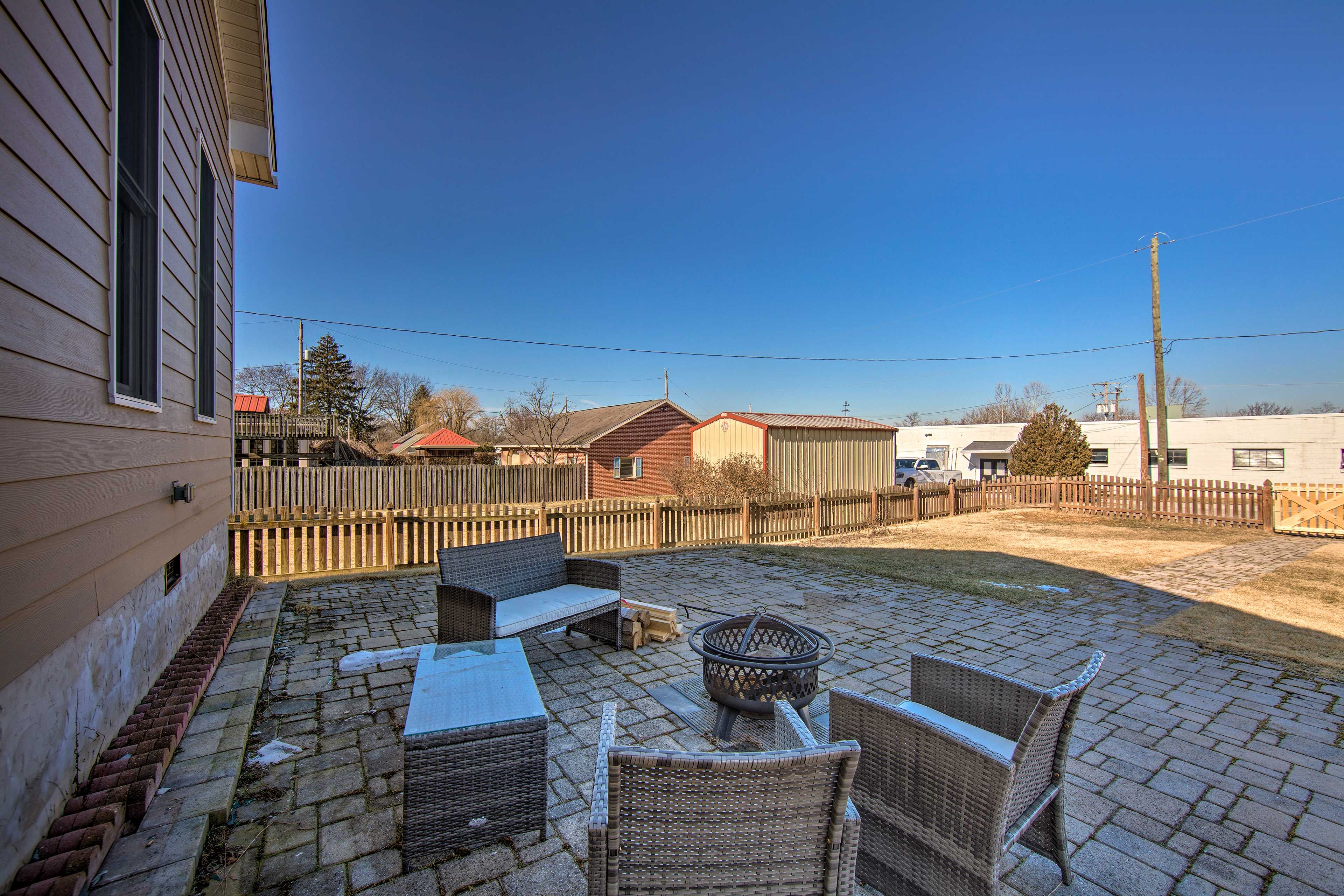 Private Patio | Fire Pit (Wood Provided)