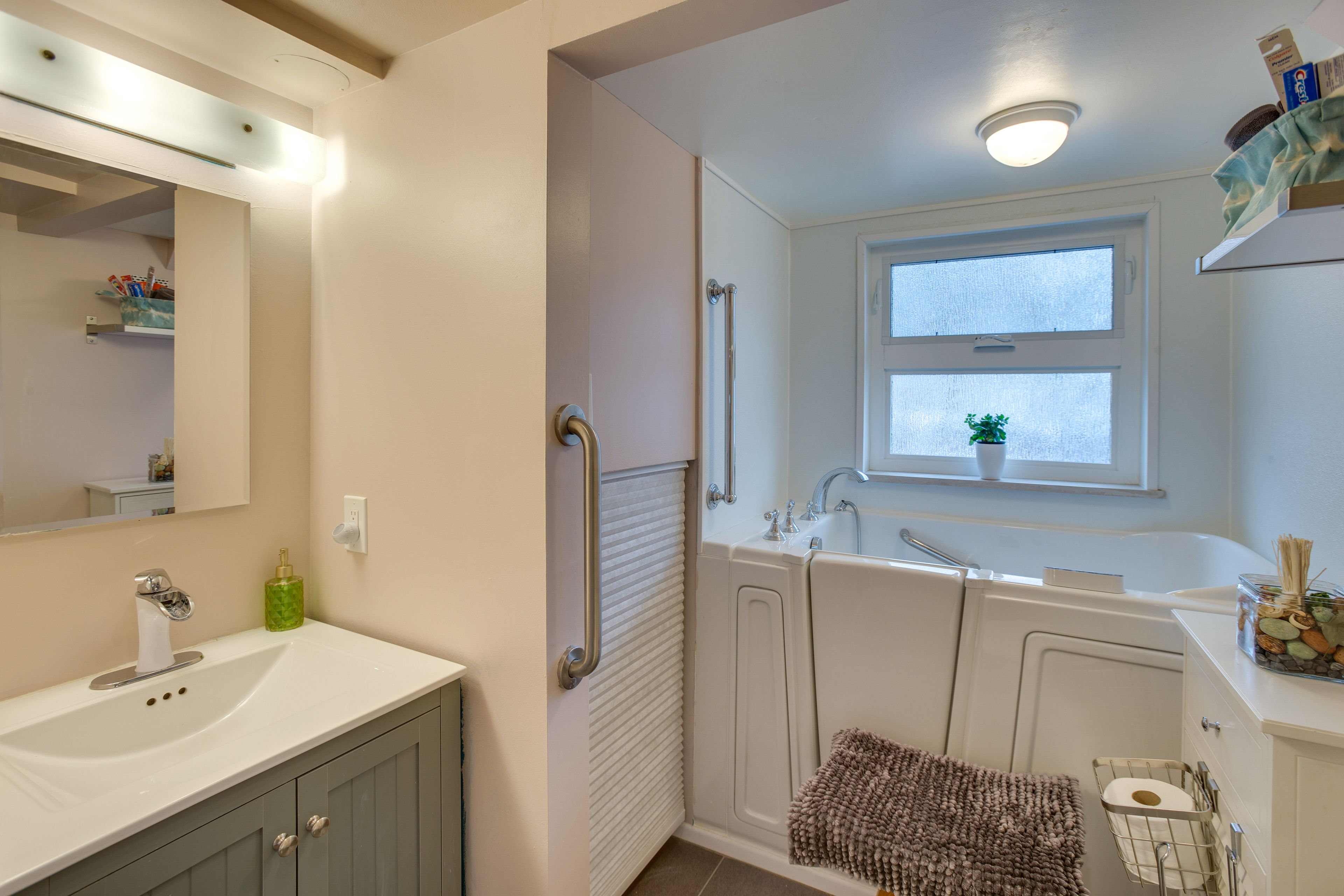 Full Bathroom | Towels Provided | Hair Dryer