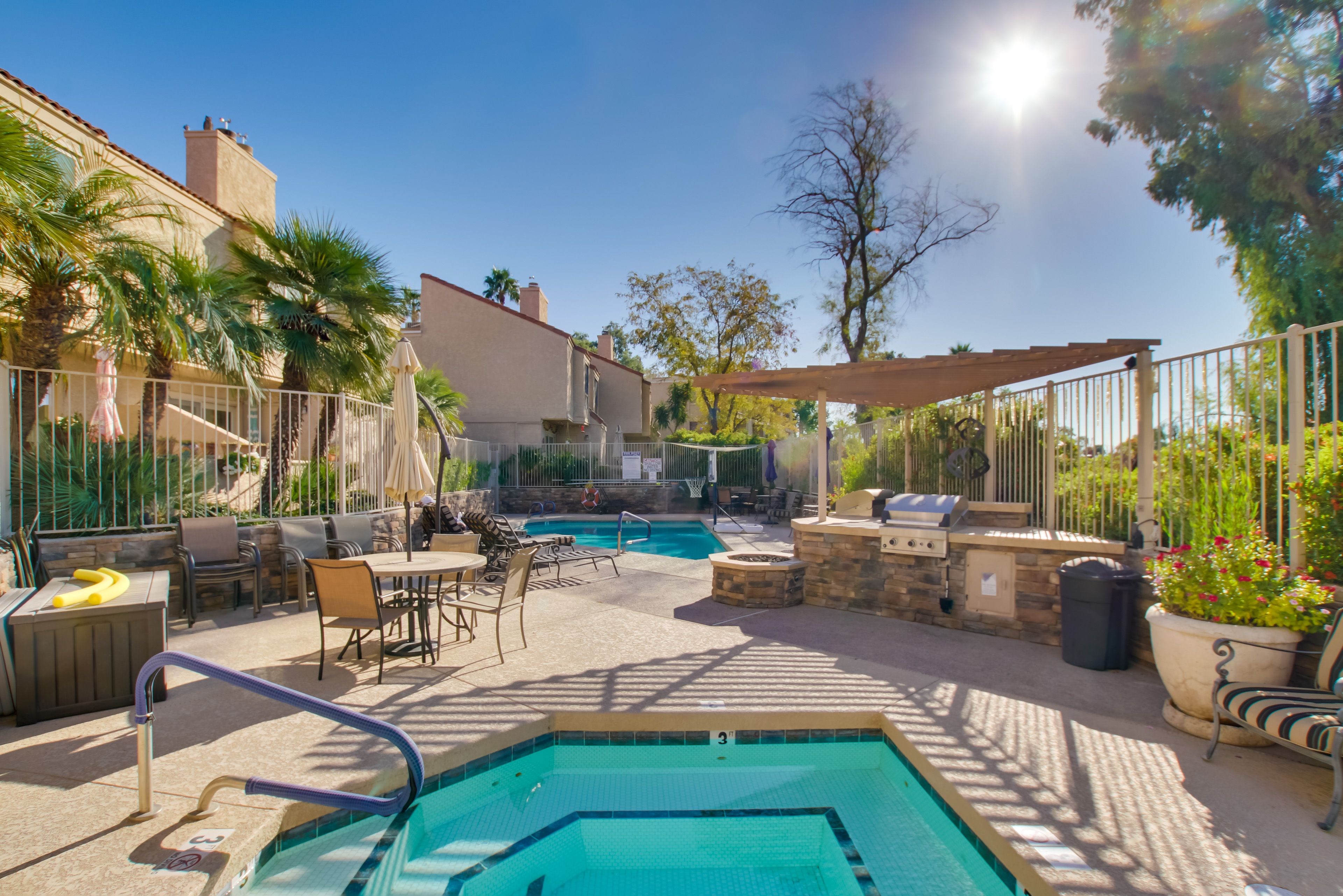 Community Amenities | Pool | Spa | Grills