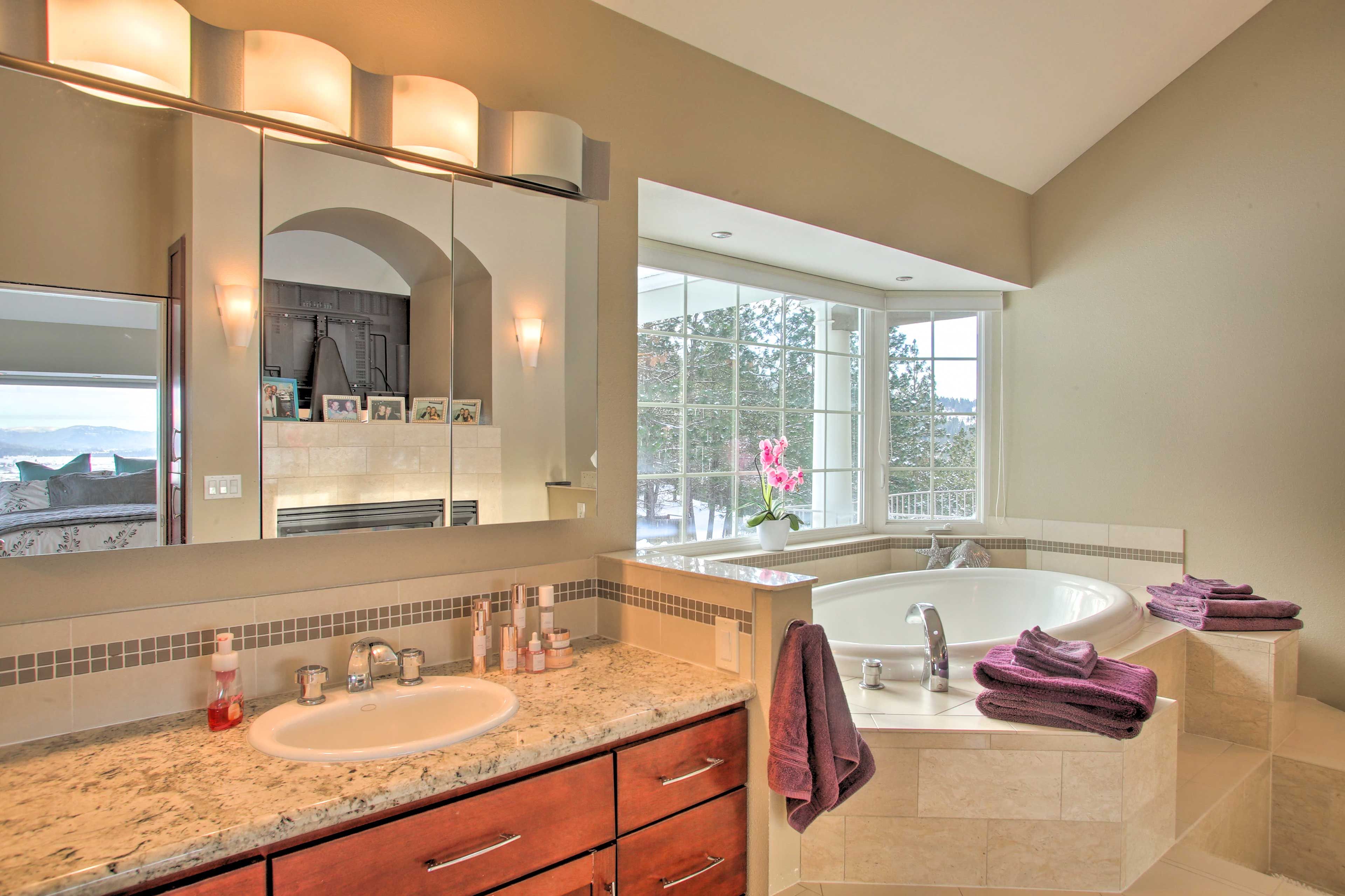Full Bathroom | Towels Provided | Complimentary Toiletries