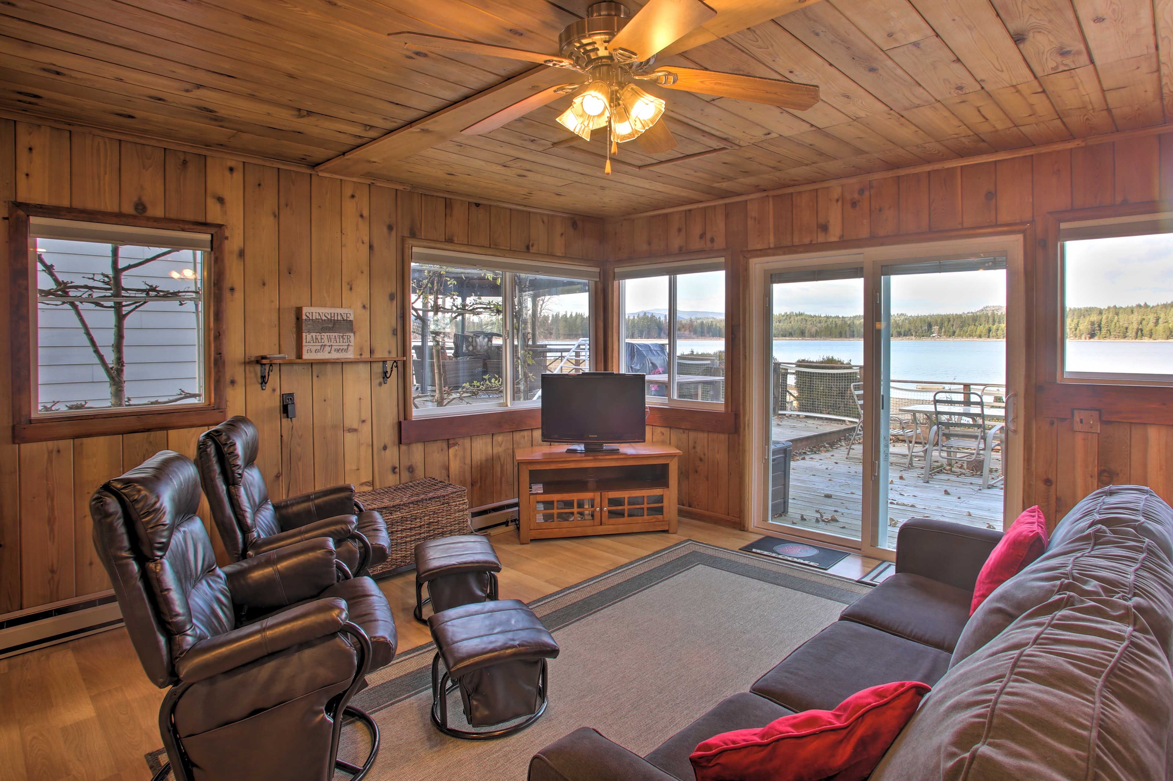 Living Area | Cable TV | Nintendo Wii Console | DVD Player | Single-Story Cabin
