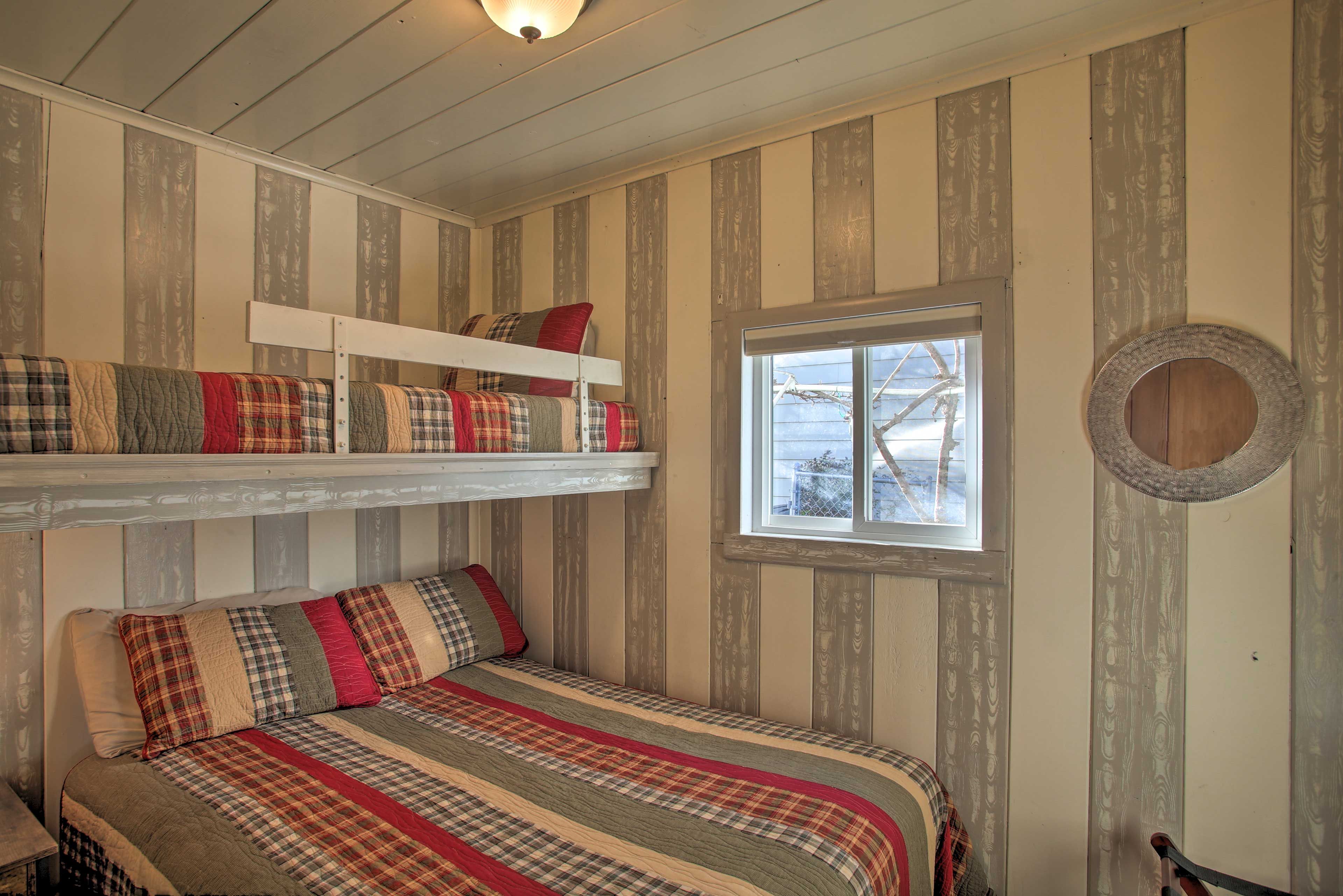 Bedroom 2 | Twin/Full Bunk Bed