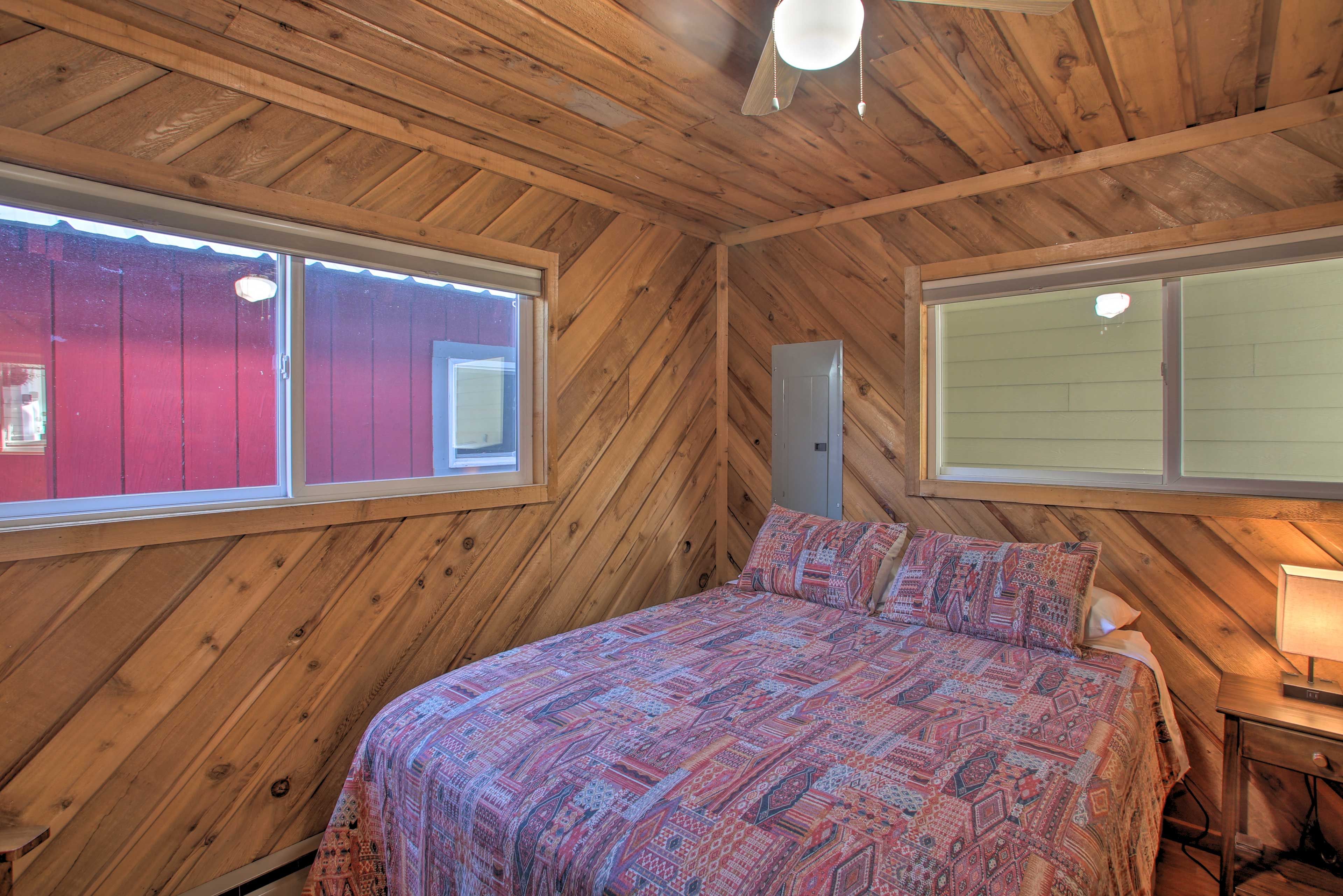 Bedroom 1 | Queen Bed | Hangers
