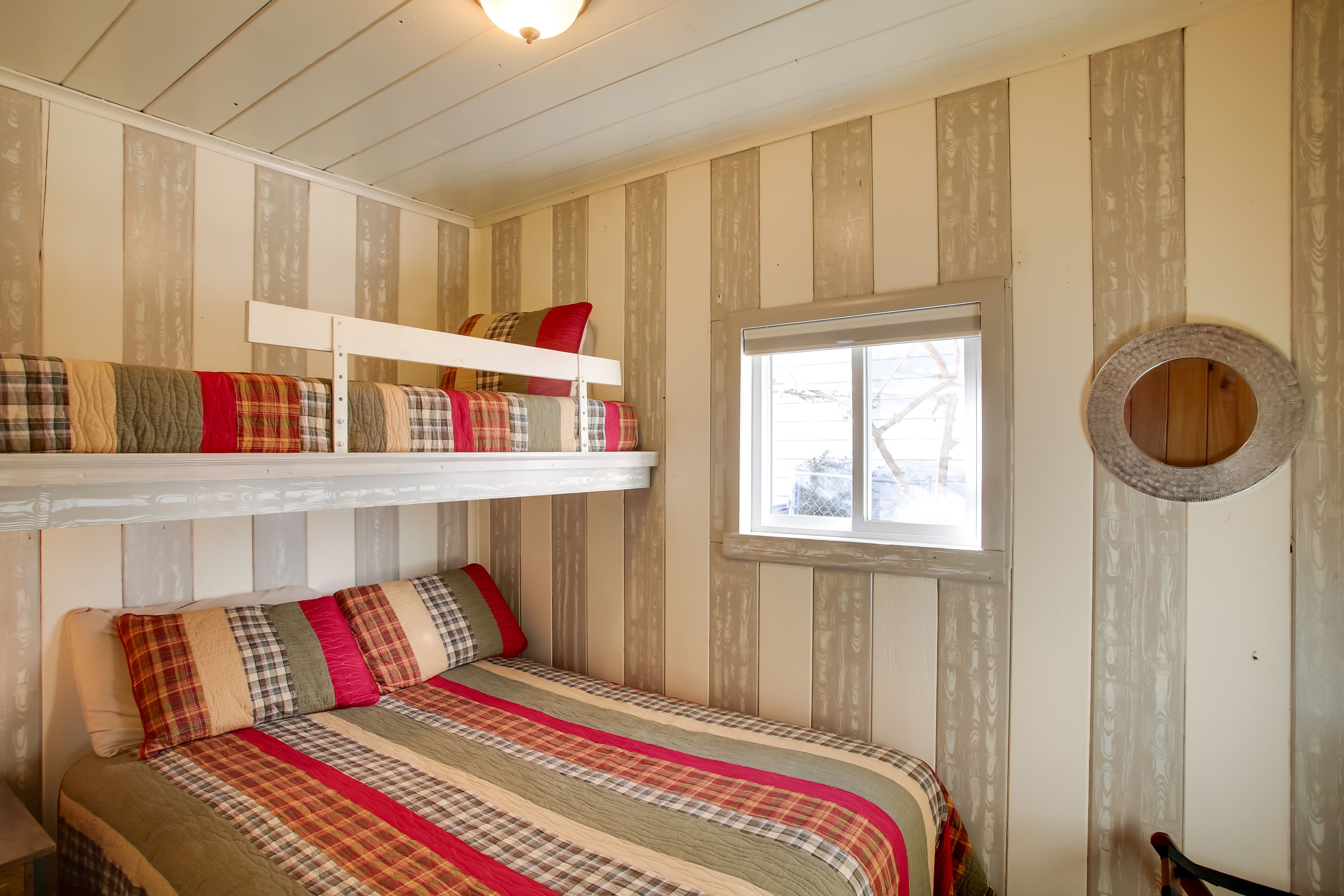 Bedroom 2 | Twin/Full Bunk Bed