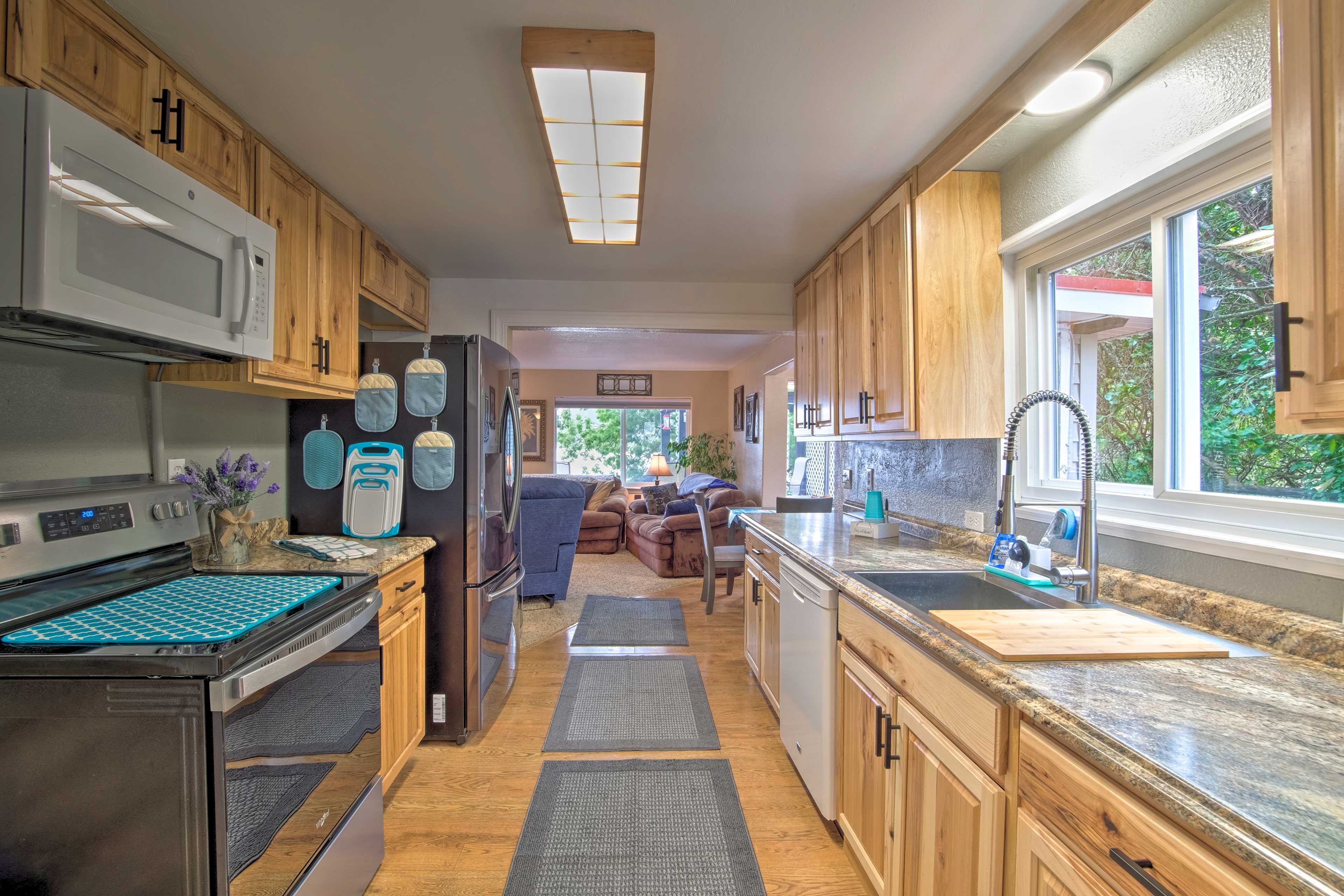 Kitchen | Fully Equipped w/ Cooking Basics