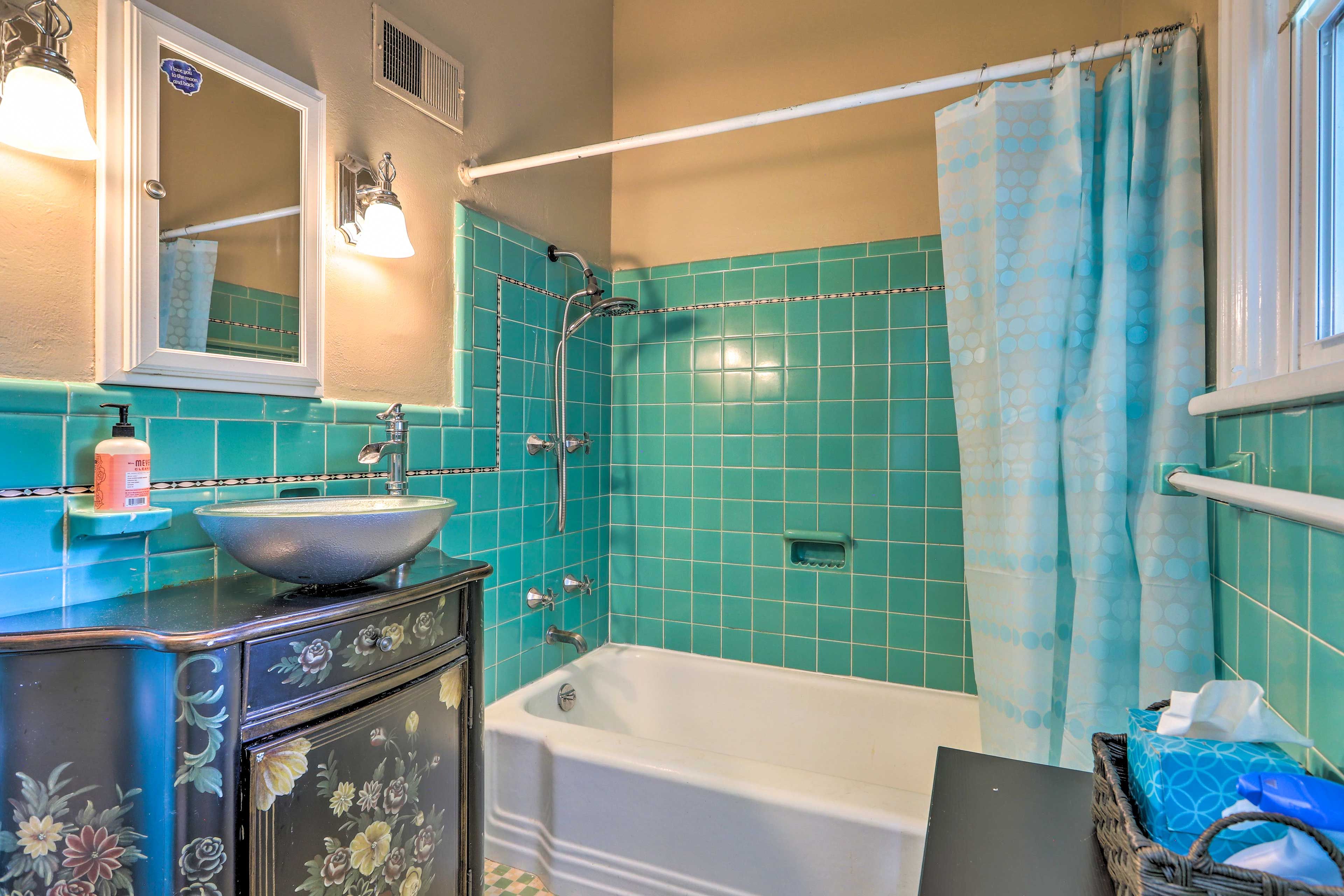 Full Bathroom | Towels Provided | Complimentary Toiletries