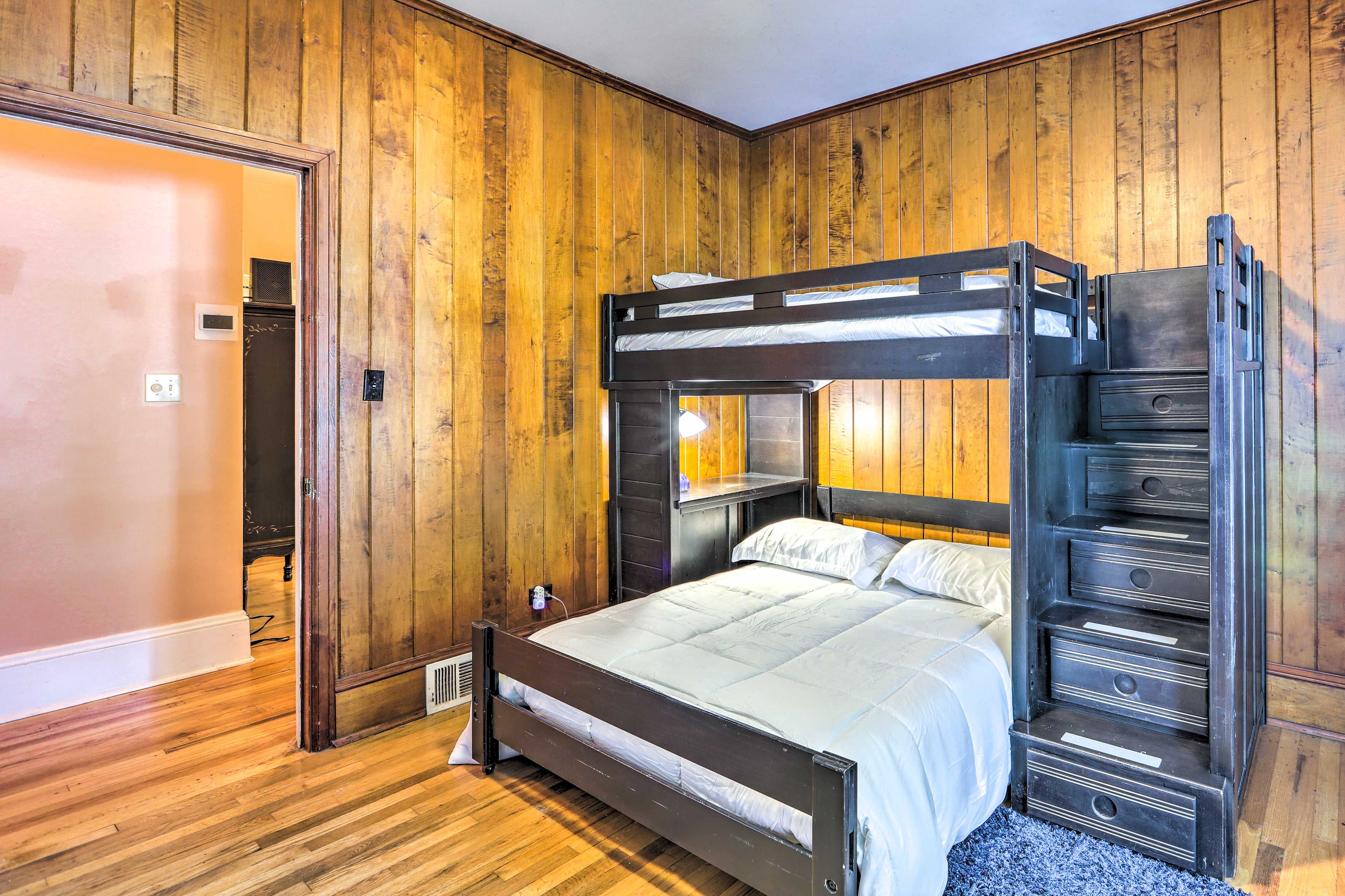 Bedroom 3 | Twin/Full Bunk Bed