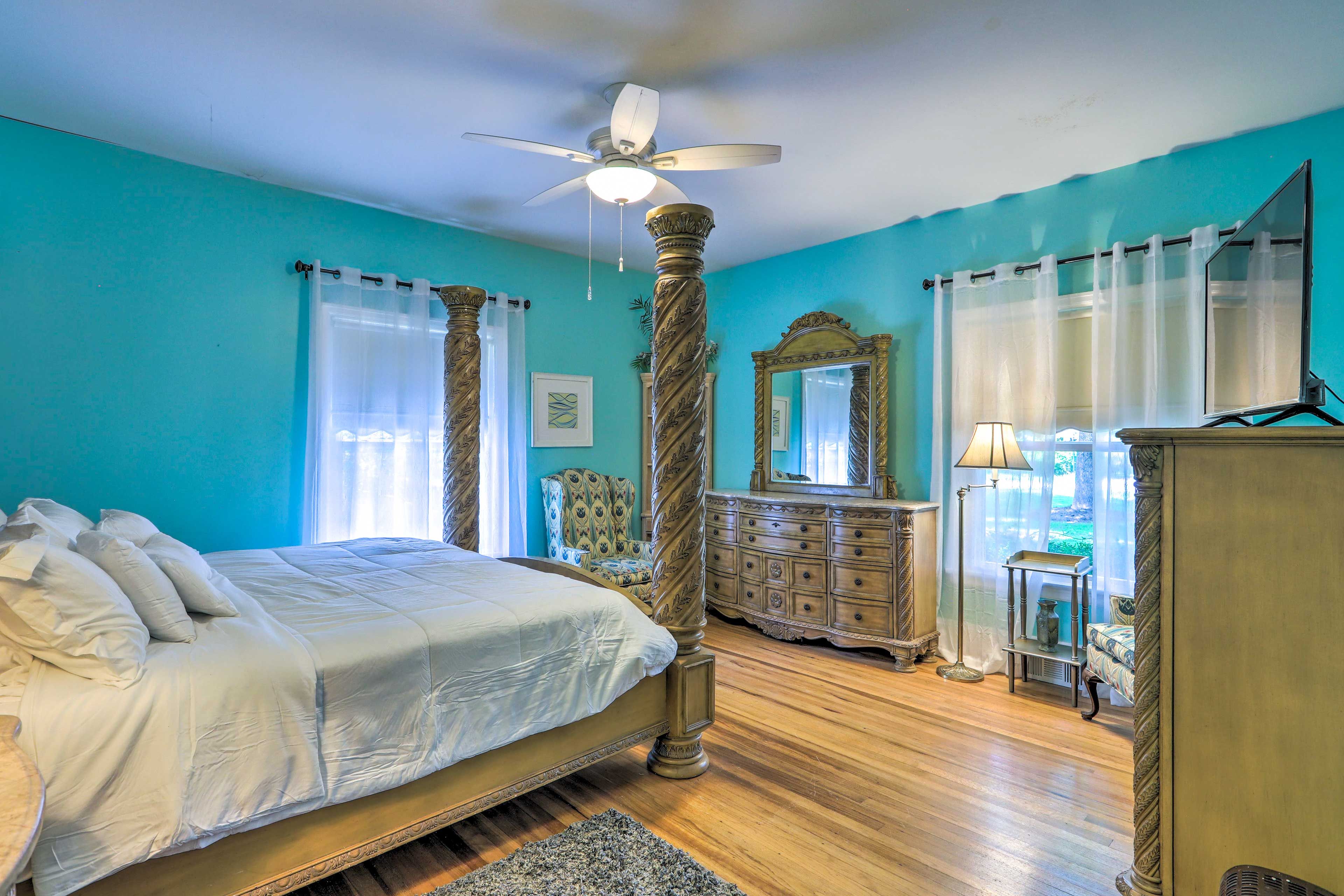 Bedroom 1 | King Bed | Linens Provided