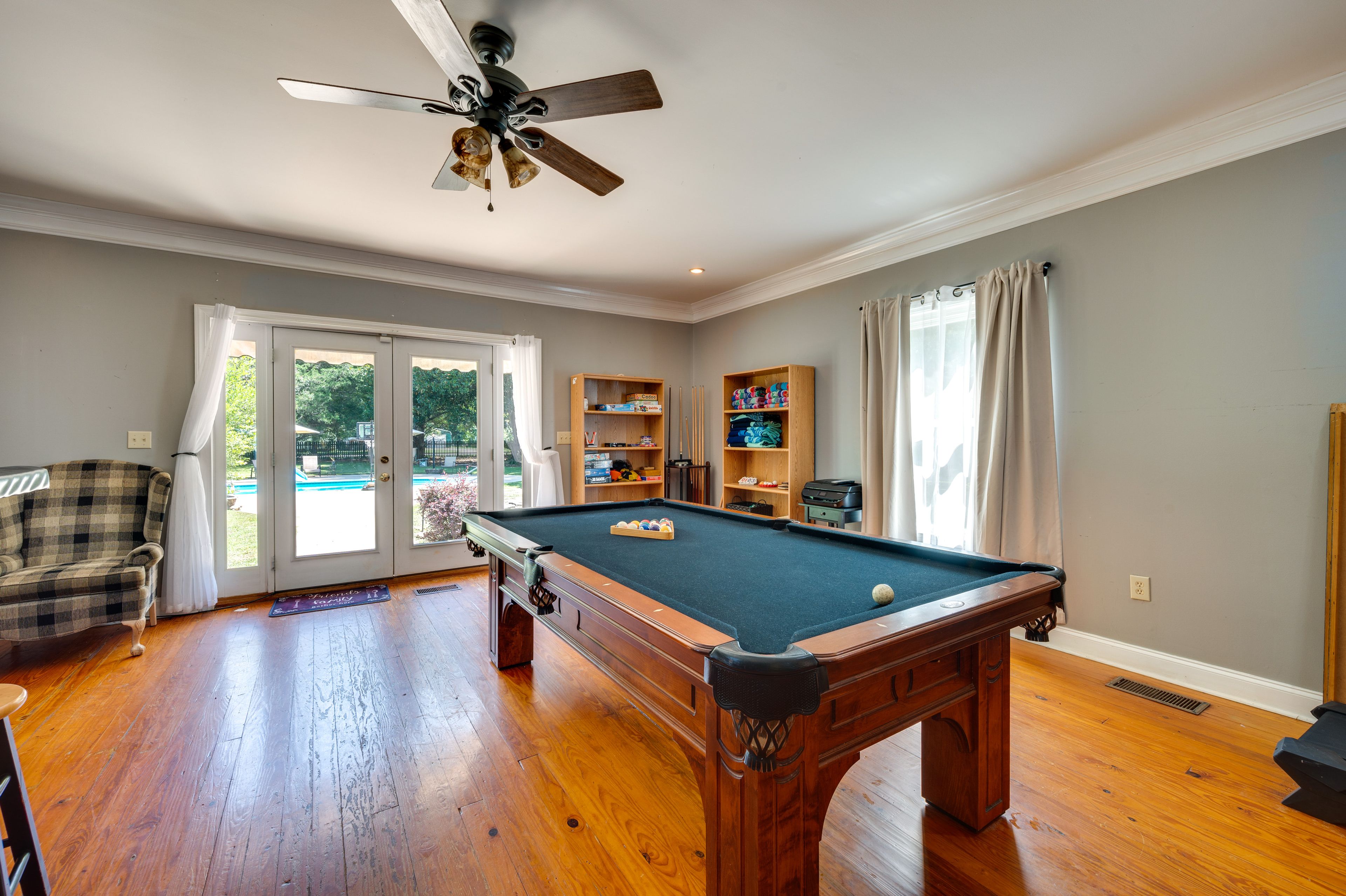 Game Room | Smart TV | Convertible Pool & Ping Pong Table | Queen Sleeper Sofa