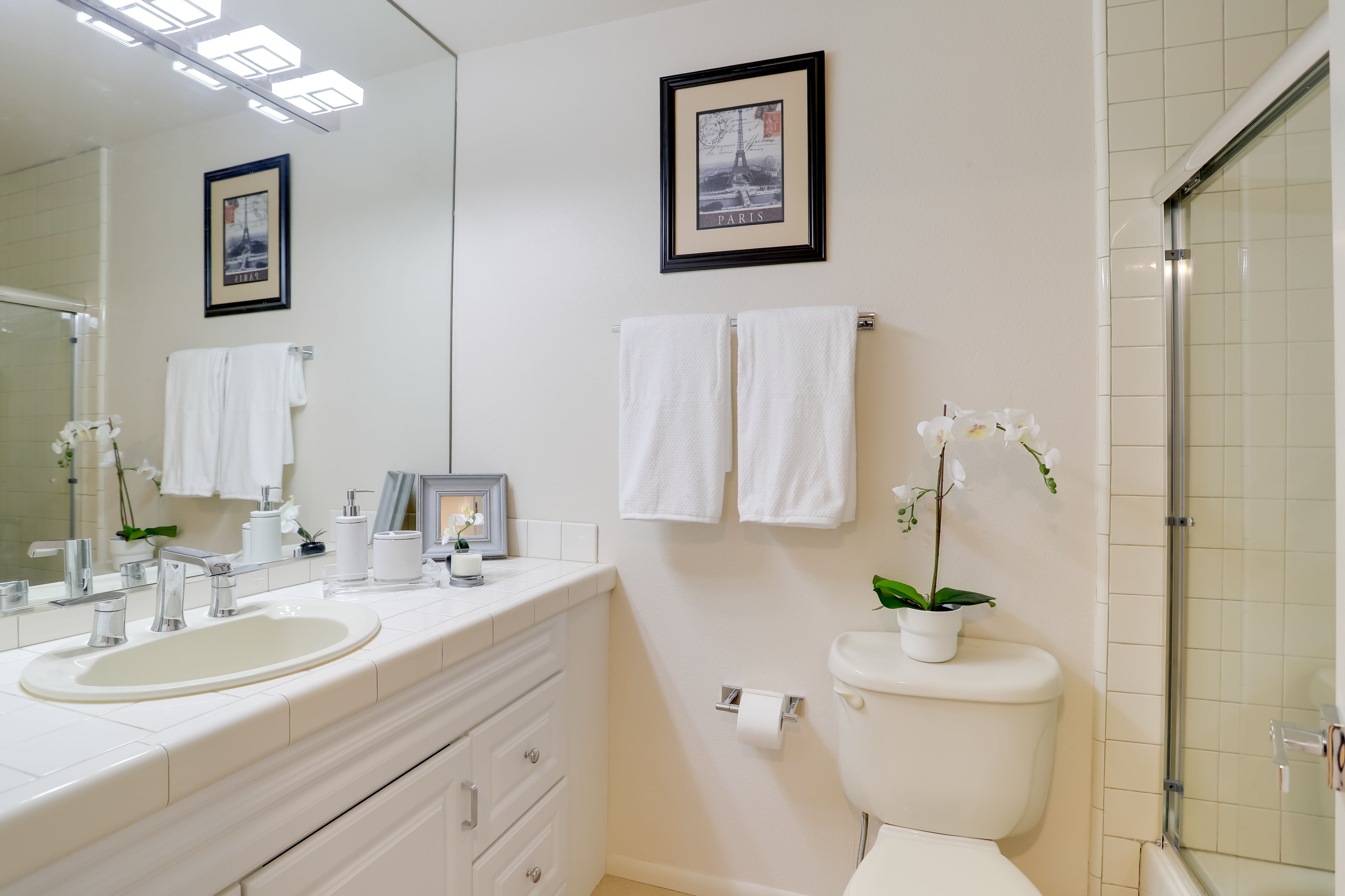 Full Bathroom | Towels Provided | Complimentary Toiletries