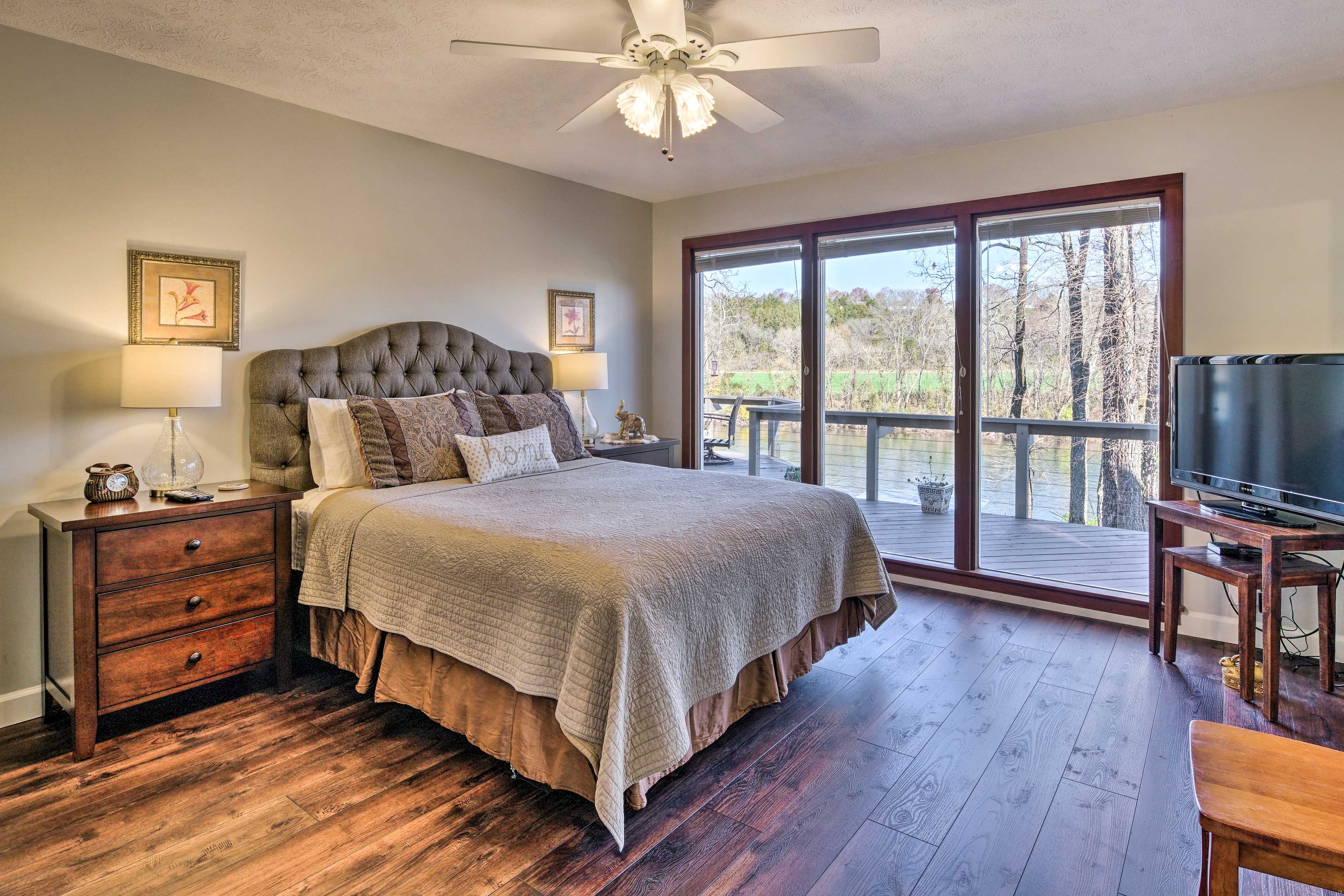 Bedroom 1 | Queen Bed | En-Suite | Main Floor | No Stairs to Access