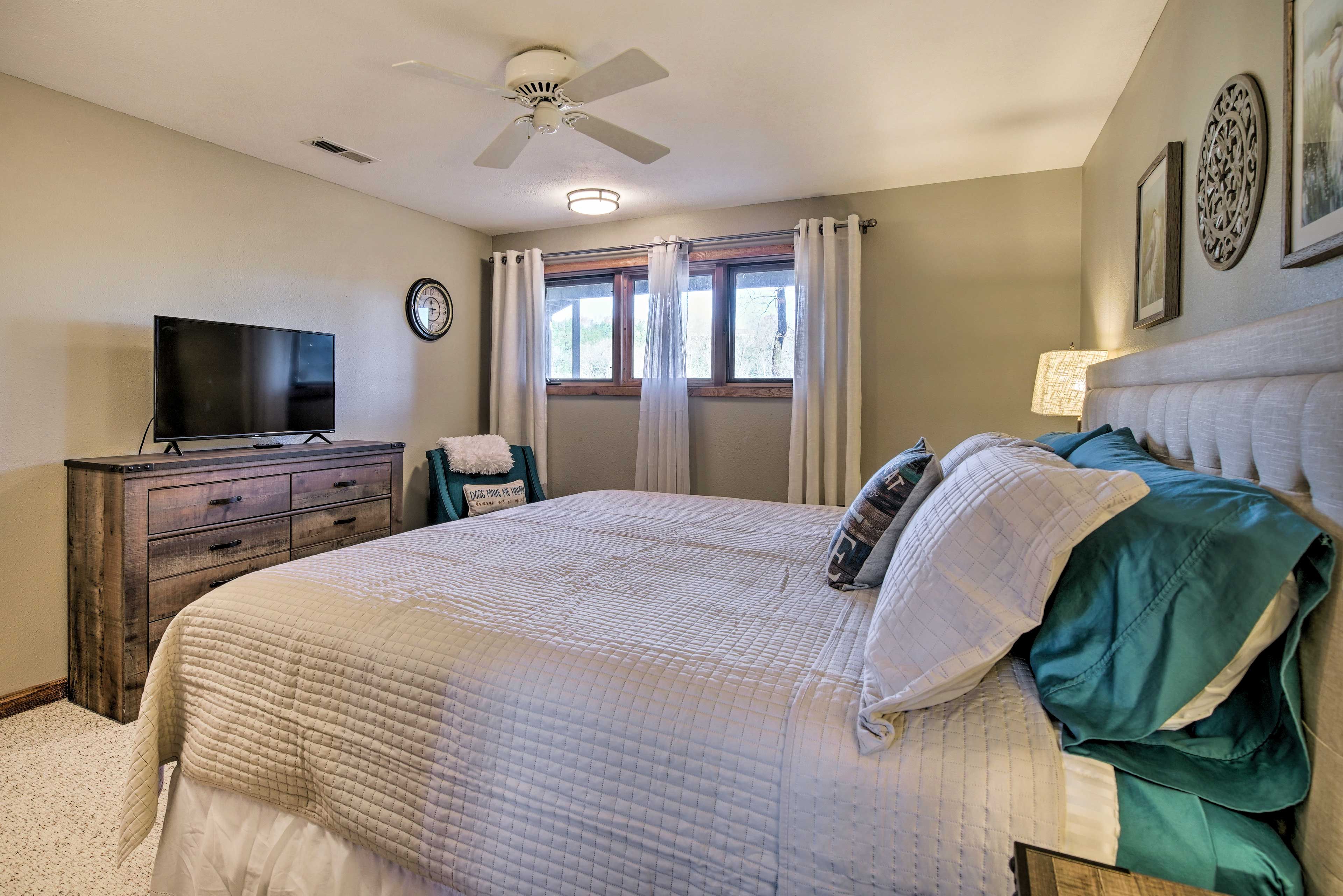 Bedroom 3 | Smart TV w/ Cable