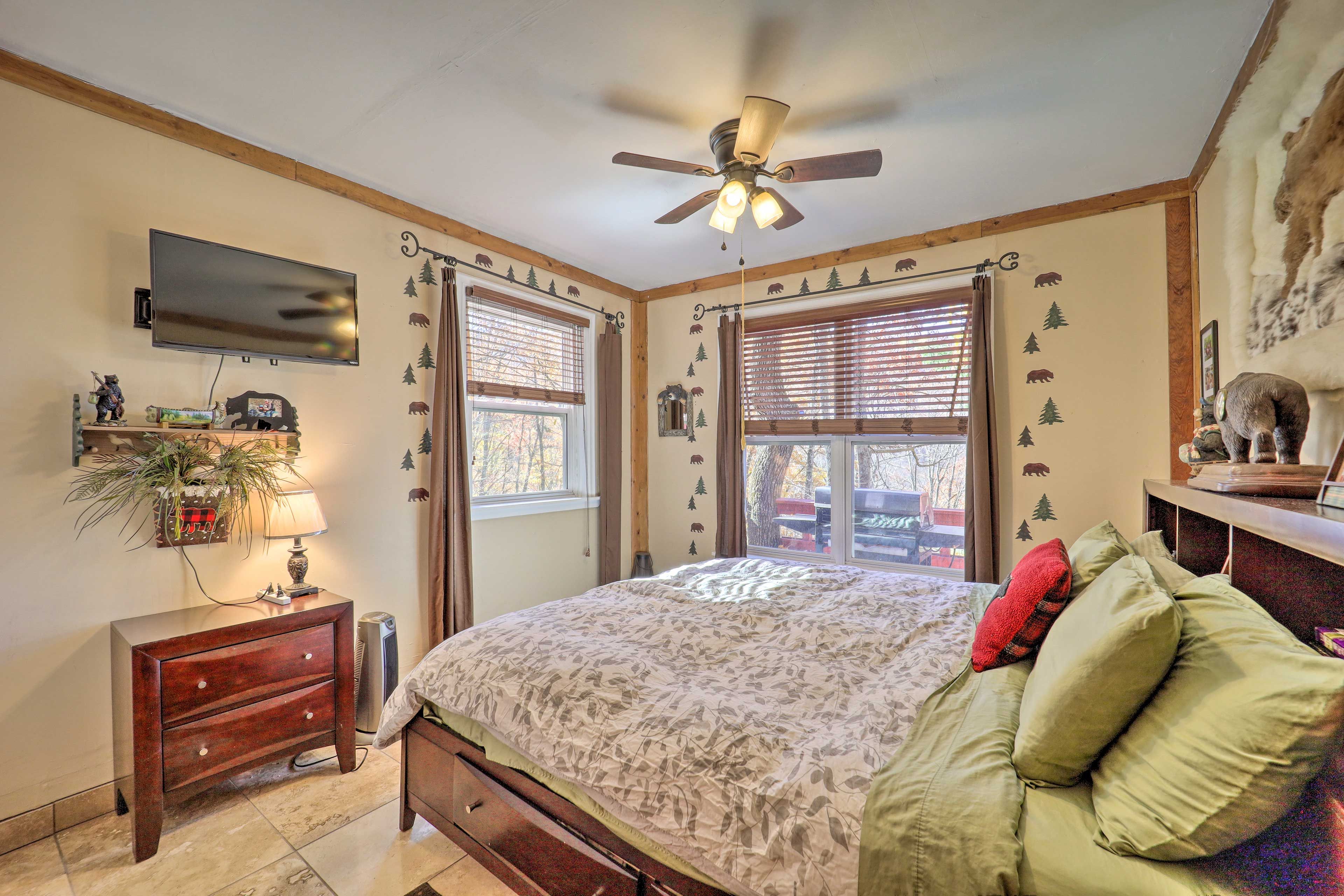 Bedroom 1 | Smart TV w/ Cable