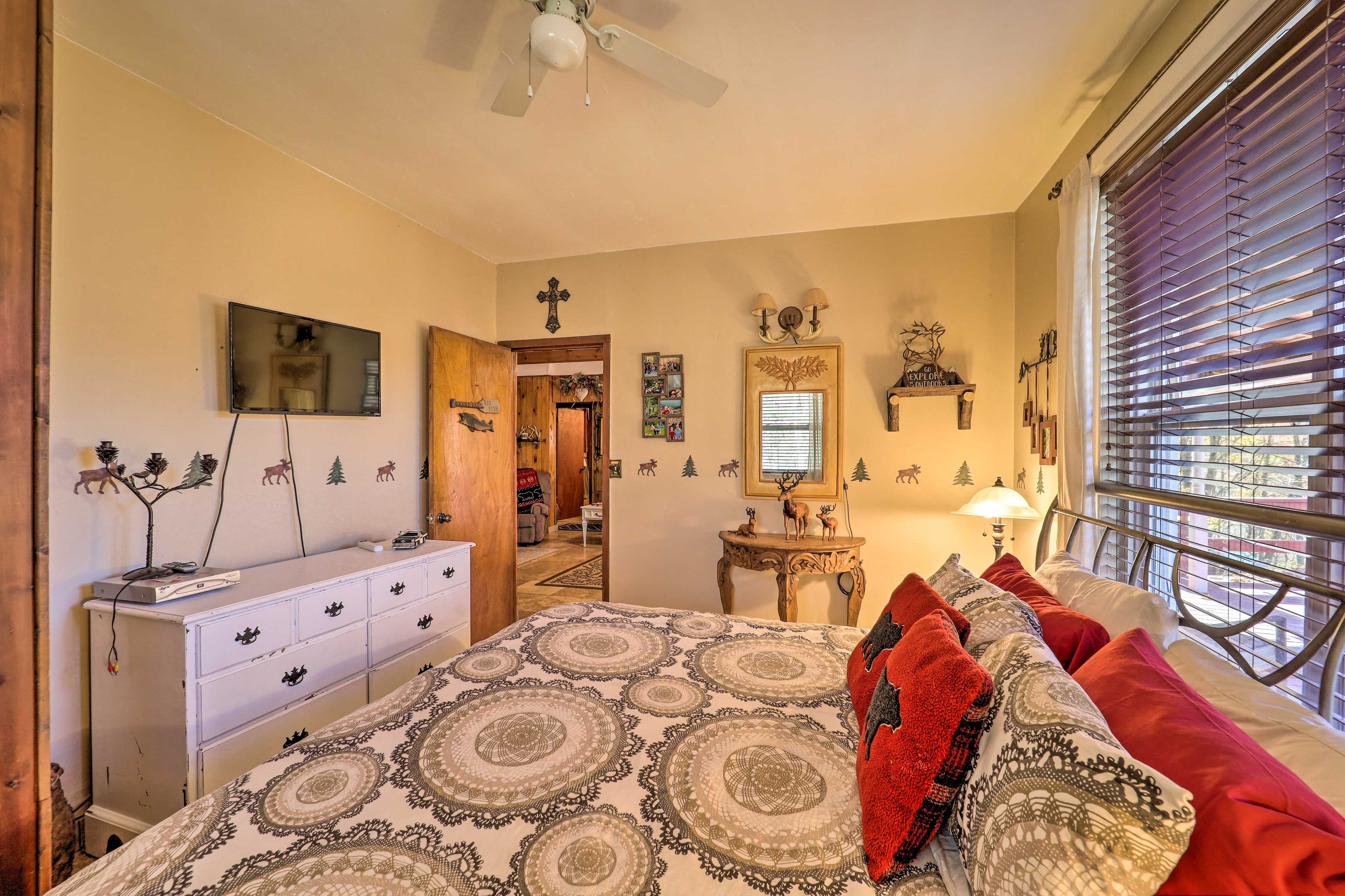 Bedroom 2 | Smart TV w/ Cable