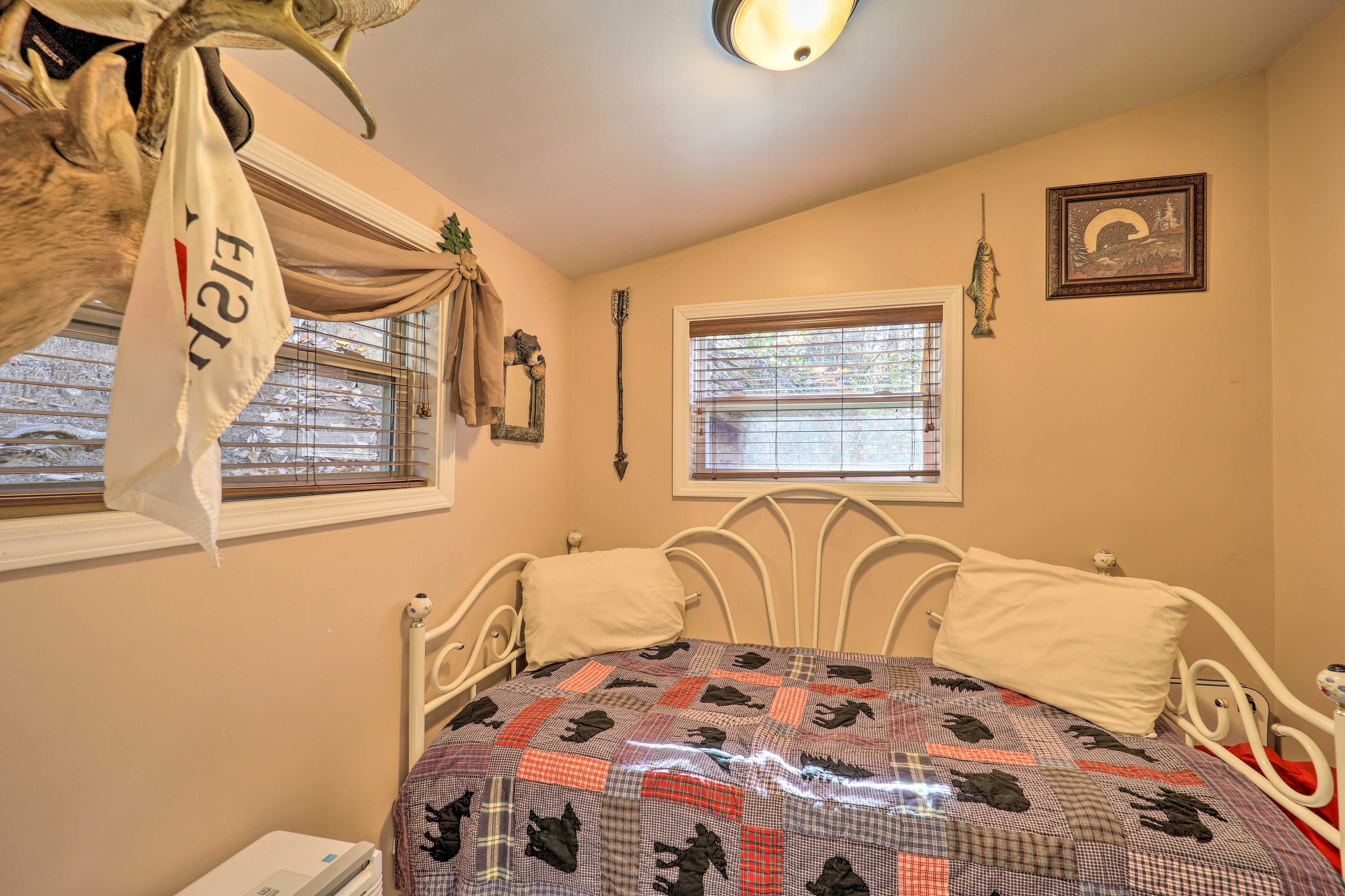Bedroom 3 | Twin Daybed w/ Twin Trundle