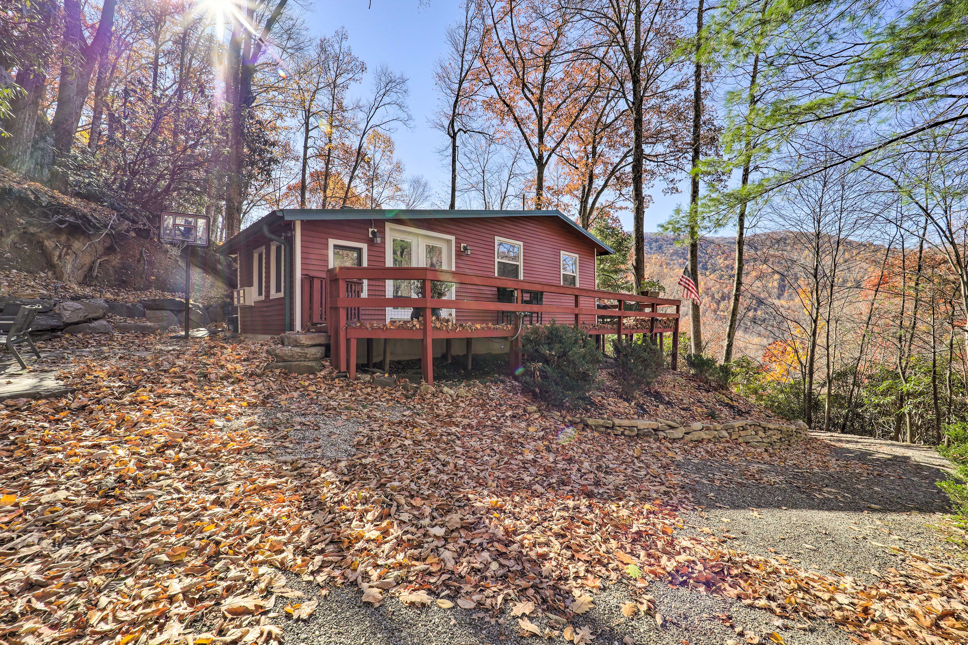 Burnsville Vacation Rental | 3BR | 2BA | Stairs Required for Entry | 1,600 Sq Ft