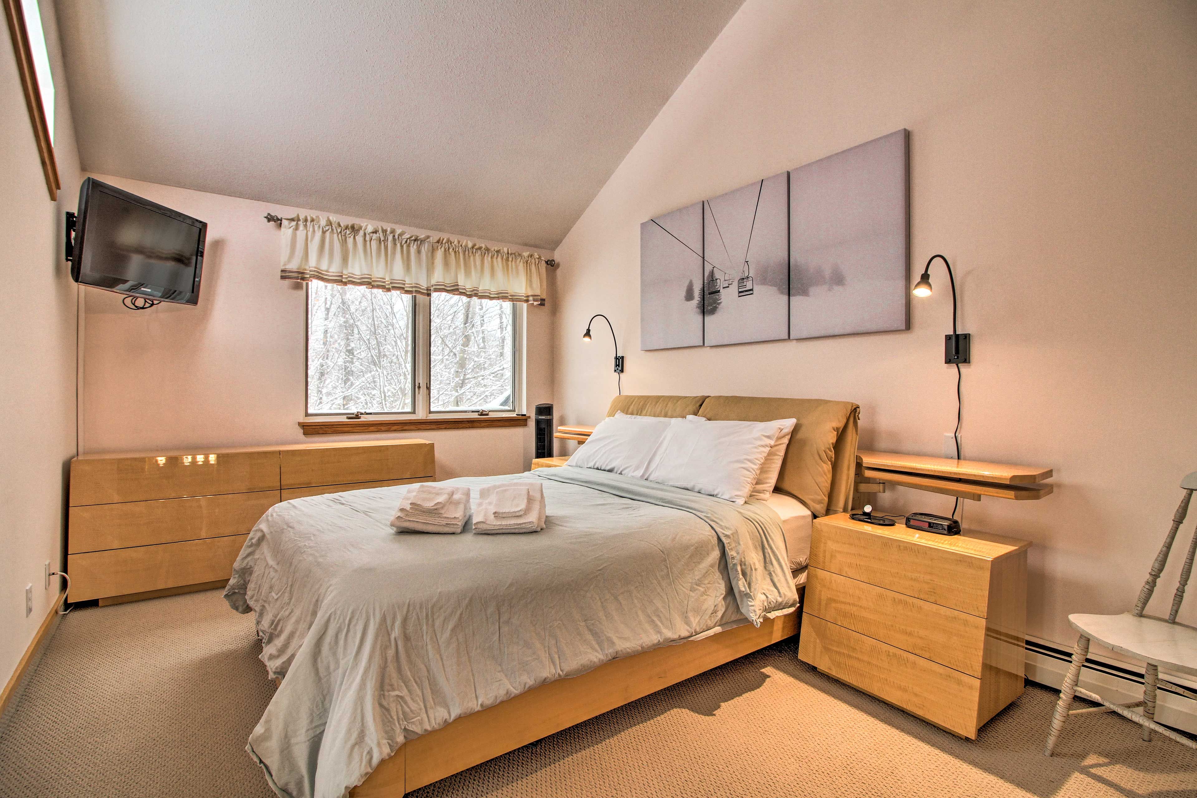 Bedroom 1 | Queen Bed | En-Suite | 2nd Floor | Staircase to Access