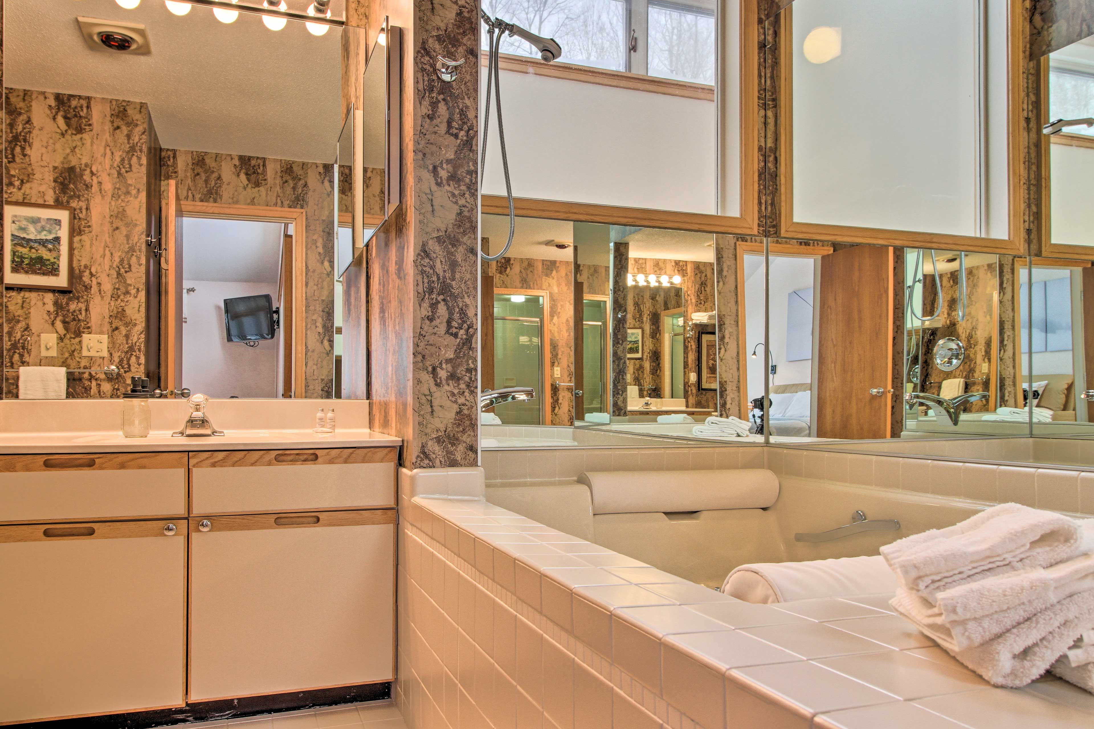 Full Bathroom | Jetted Tub