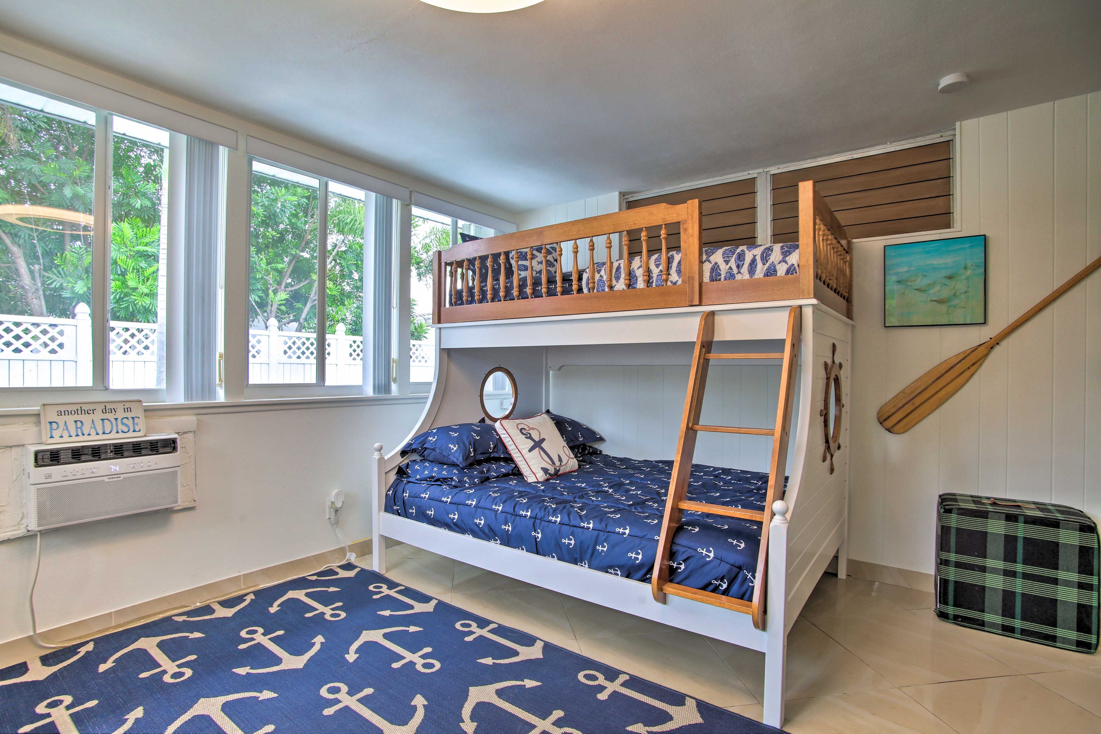 Bedroom 4 | Twin/Full Bunk Bed
