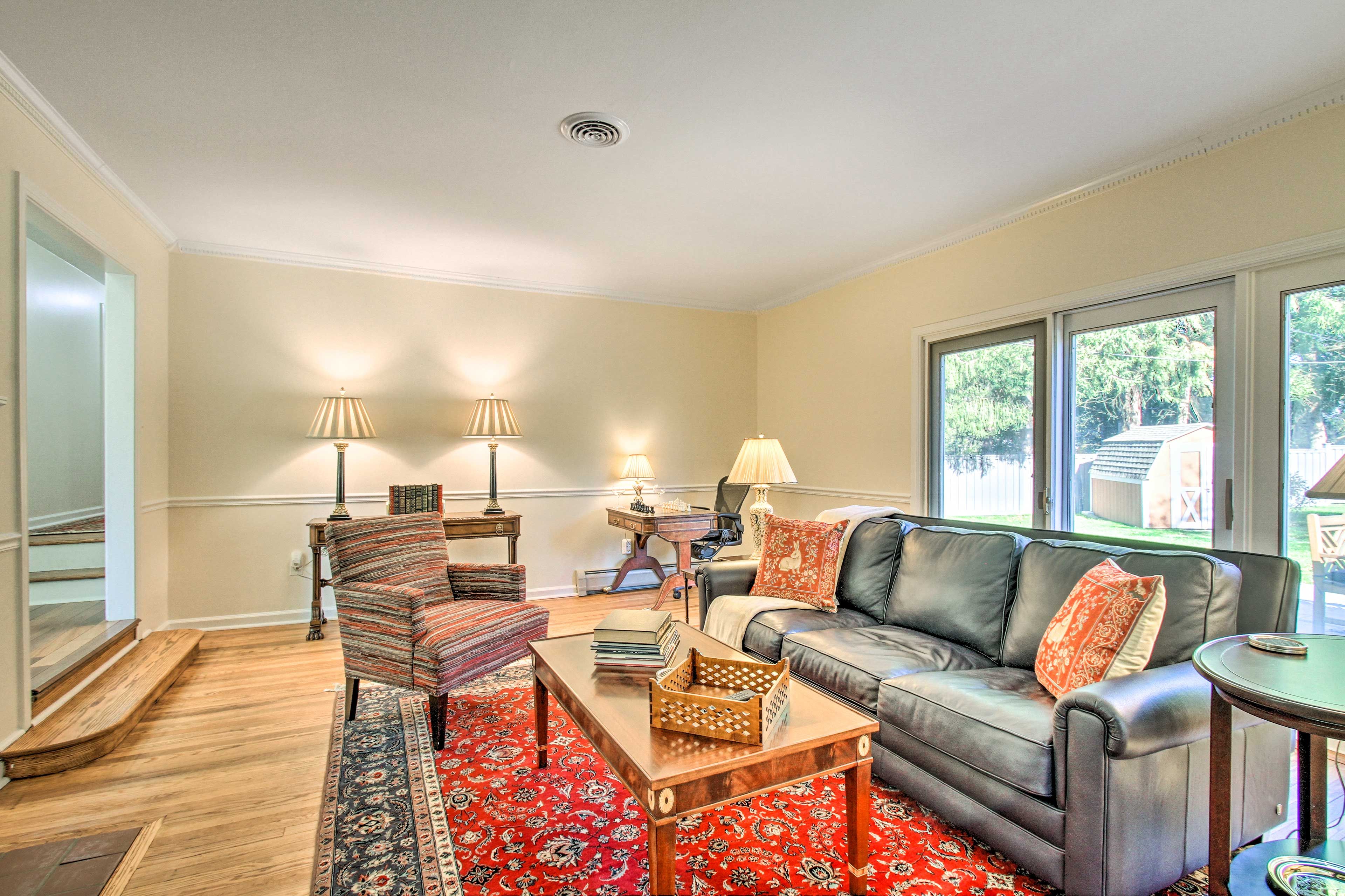 Living Room | Main Level | Smart TV | Board Games