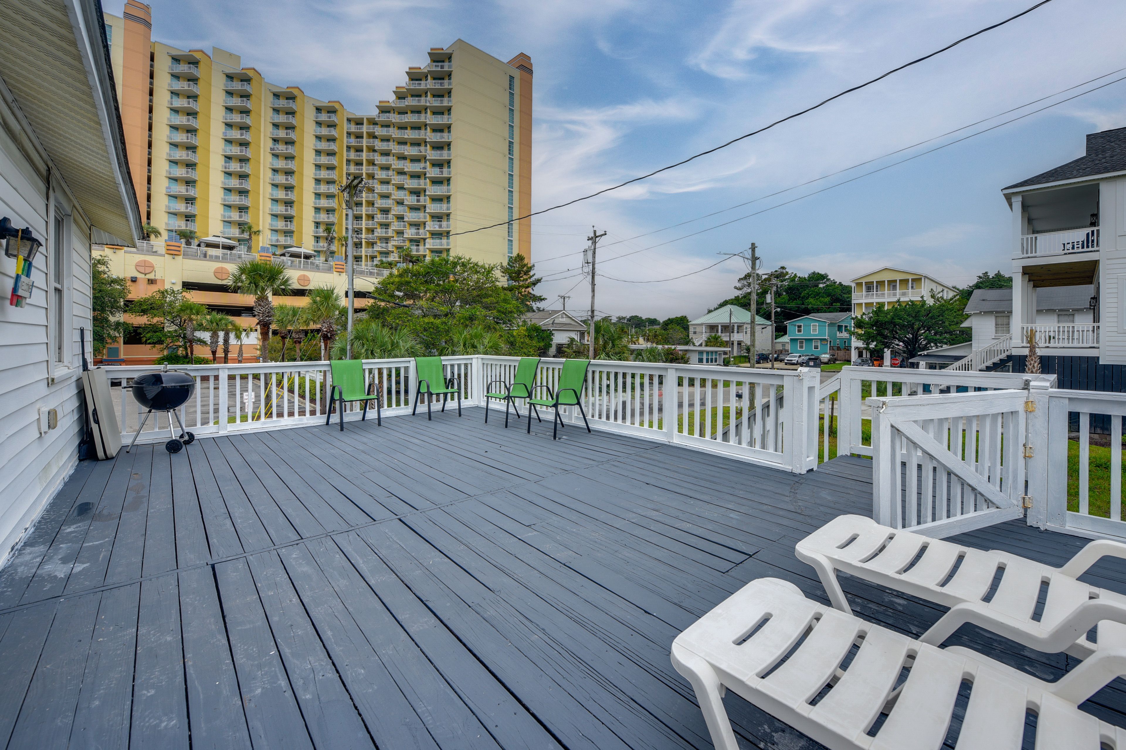 Sun Deck | Charcoal Grill | 4 Mi to Barefoot Landing