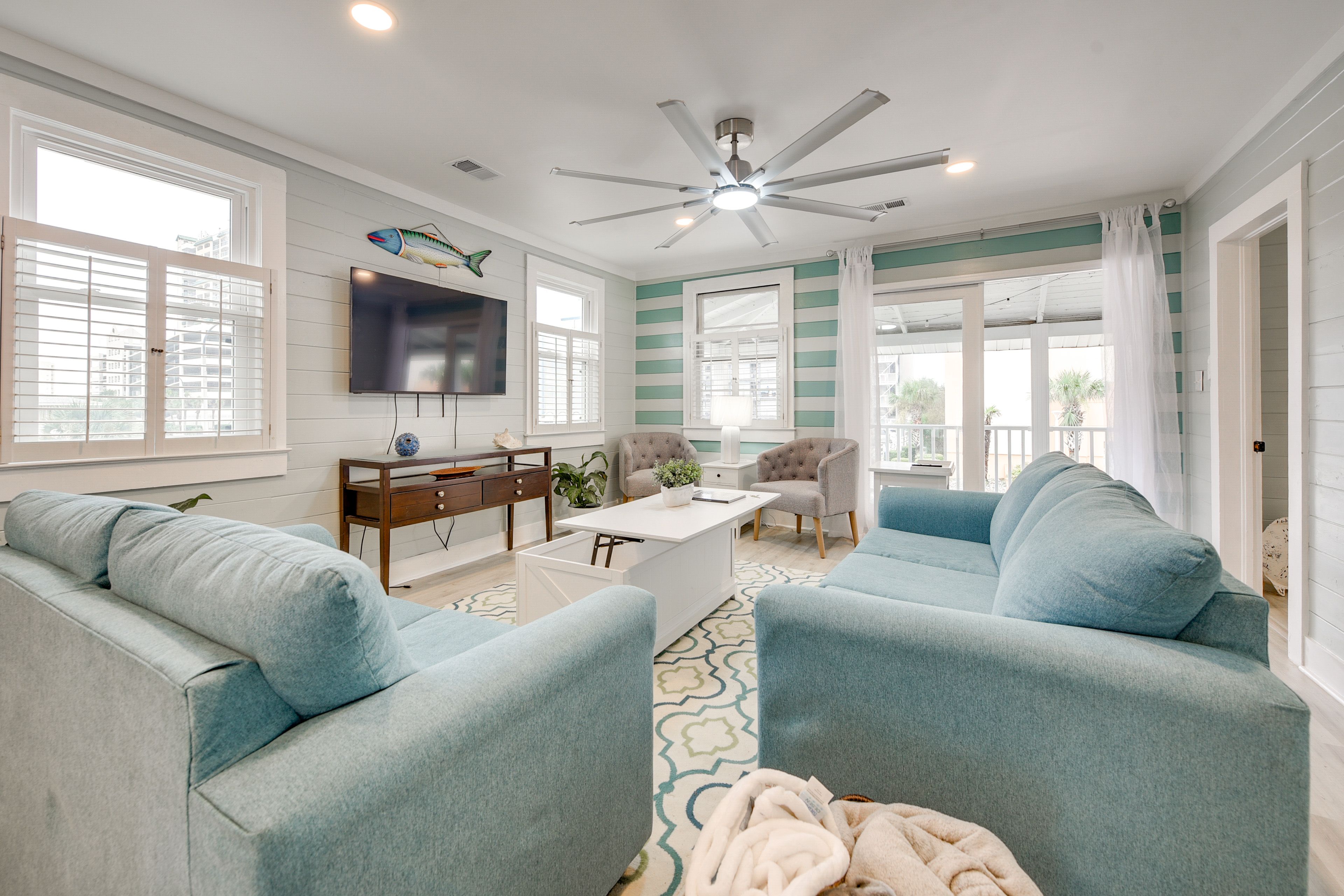 Living Room | Smart TV | Free WiFi | Board Games