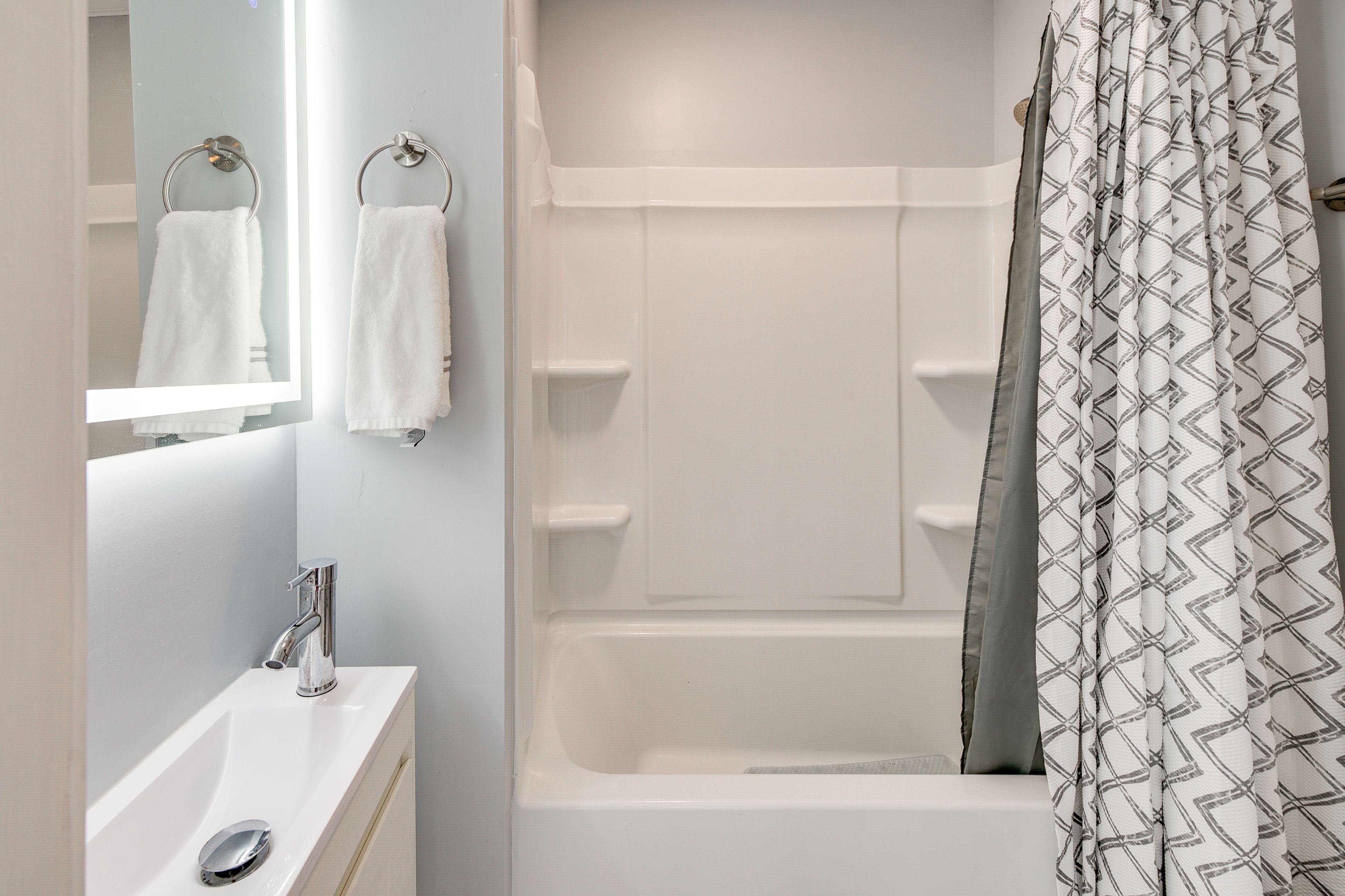 Full Bathroom | Complimentary Toiletries | Hair Dryer