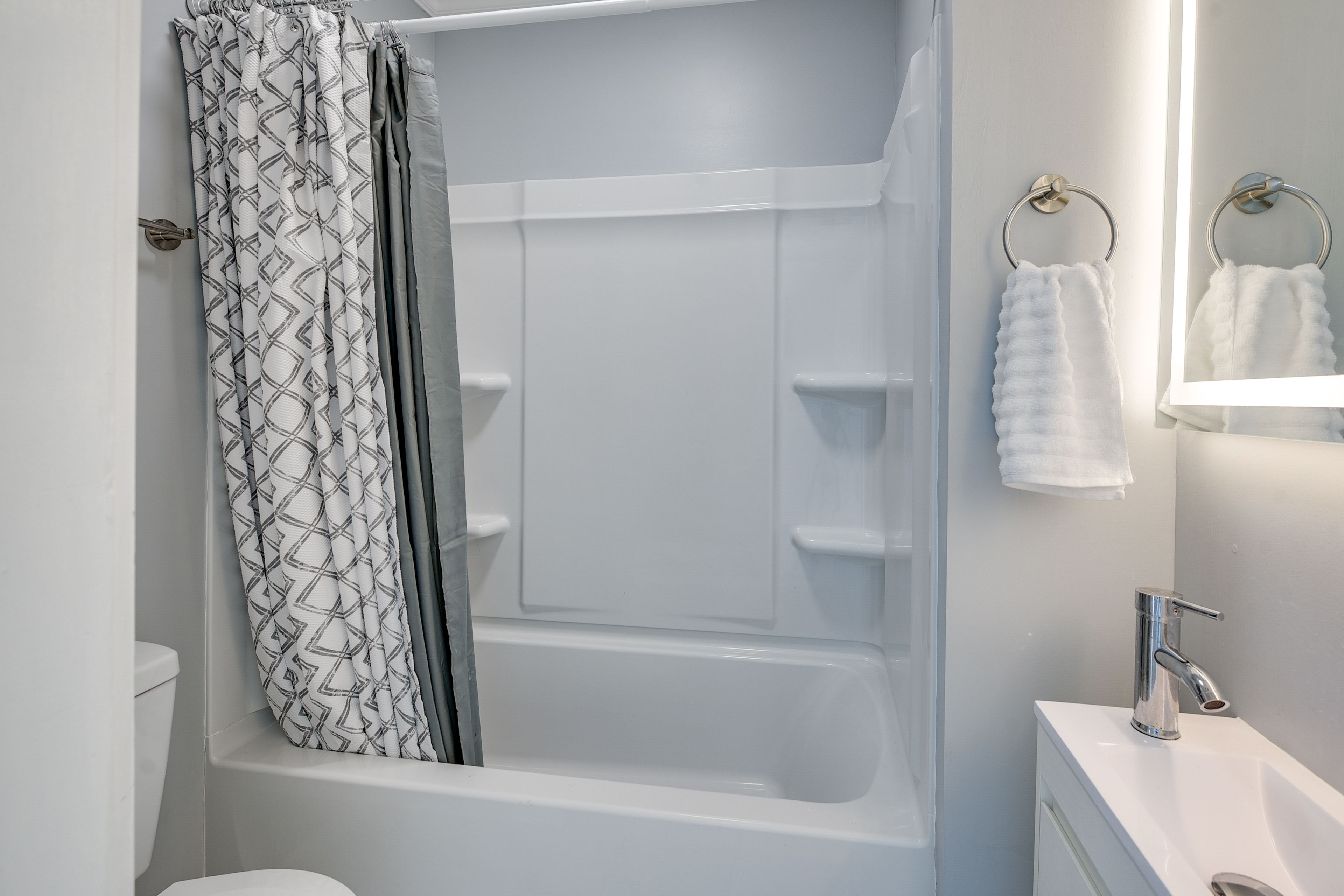 Full Bathroom | Towels Provided